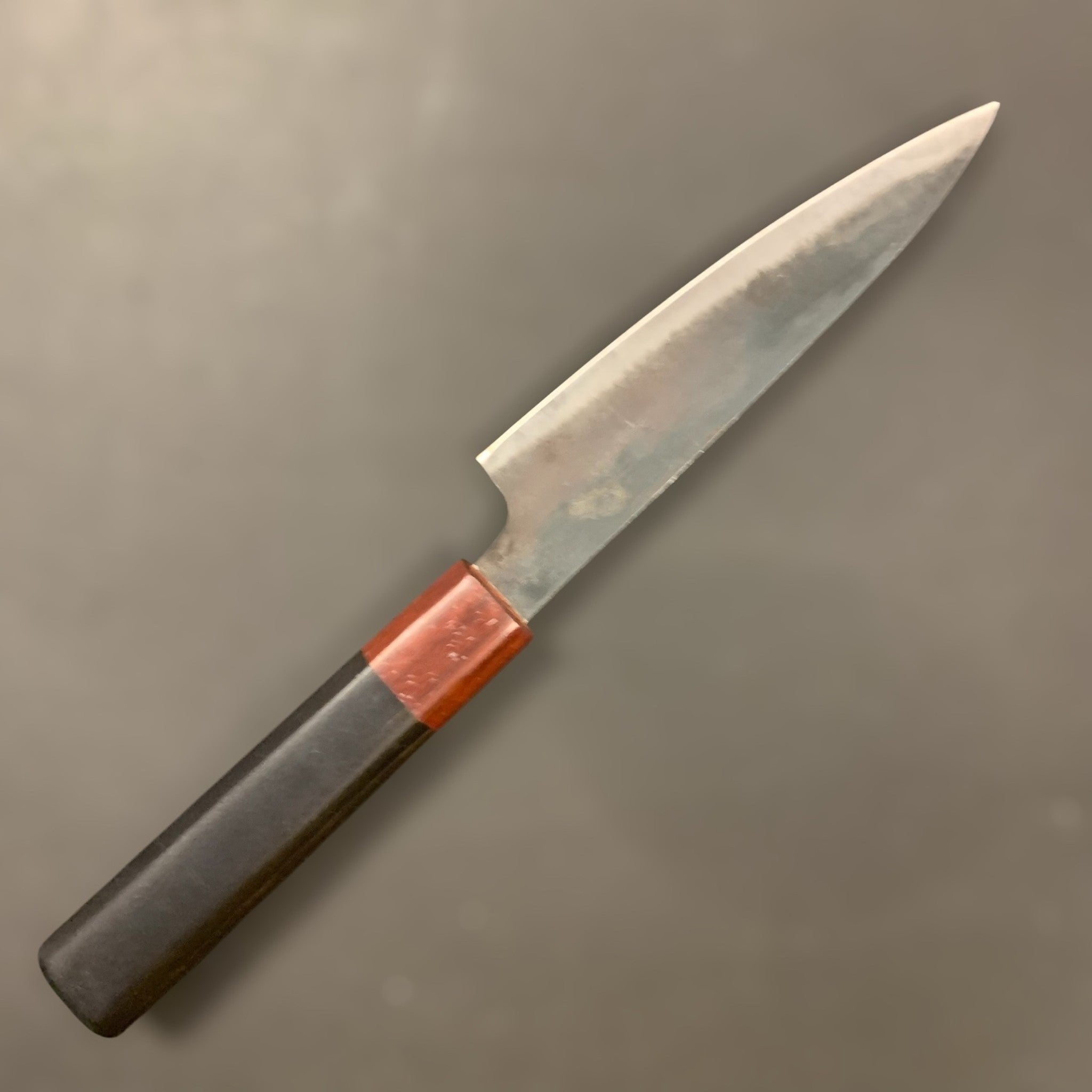 Dao Vua V3 52100 carbon steel 120 mm steak knife, left-side view of the blade and handle on a grey background.