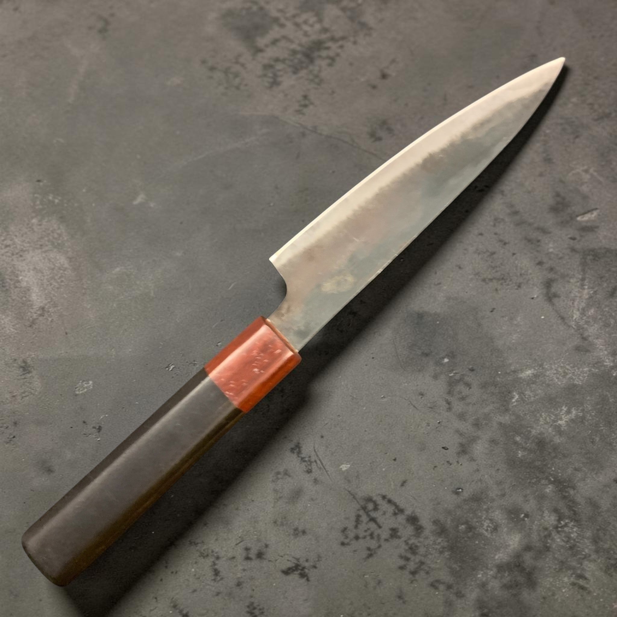 Dao Vua V3 52100 carbon steel 120 mm steak knife, left-side view of the blade and handle on a grey background.