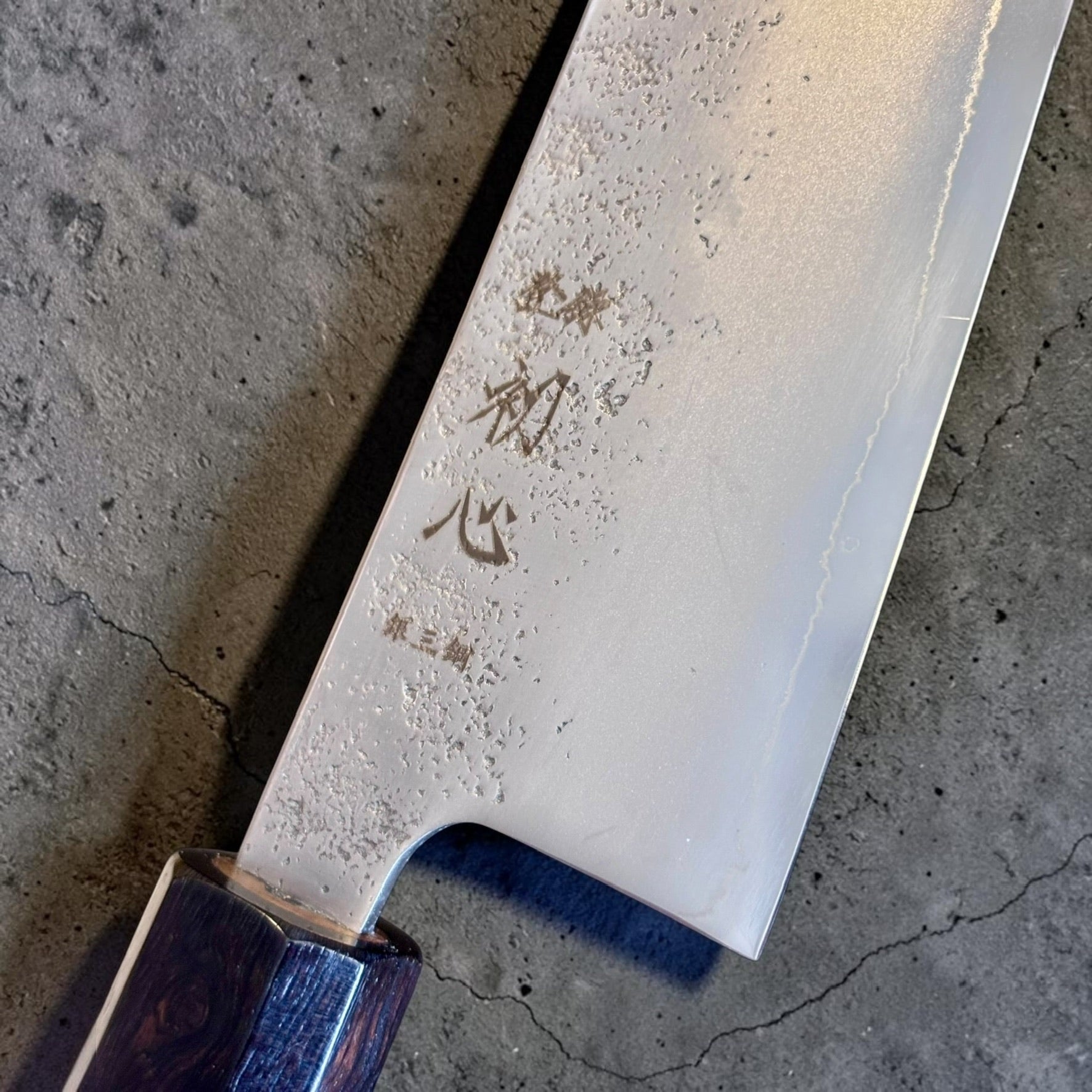 Close-up of Hatsukokoro kanji and nashiji finish on the Ginrei Santoku blade