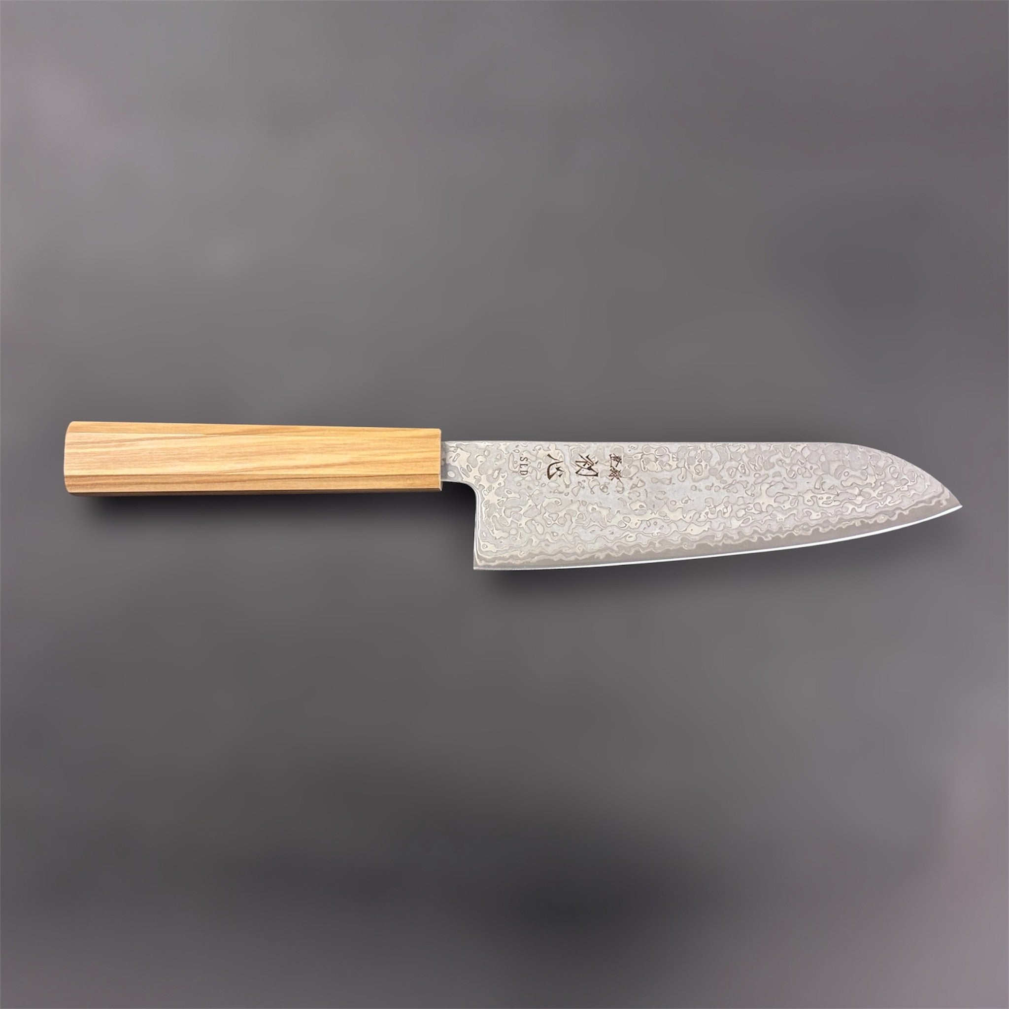 Hatsukokoro Hikari SLD Damascus Santoku 170 mm with olive wood handle, side profile showing blade height and santoku shape; close-up of damascus pattern on the blade.
