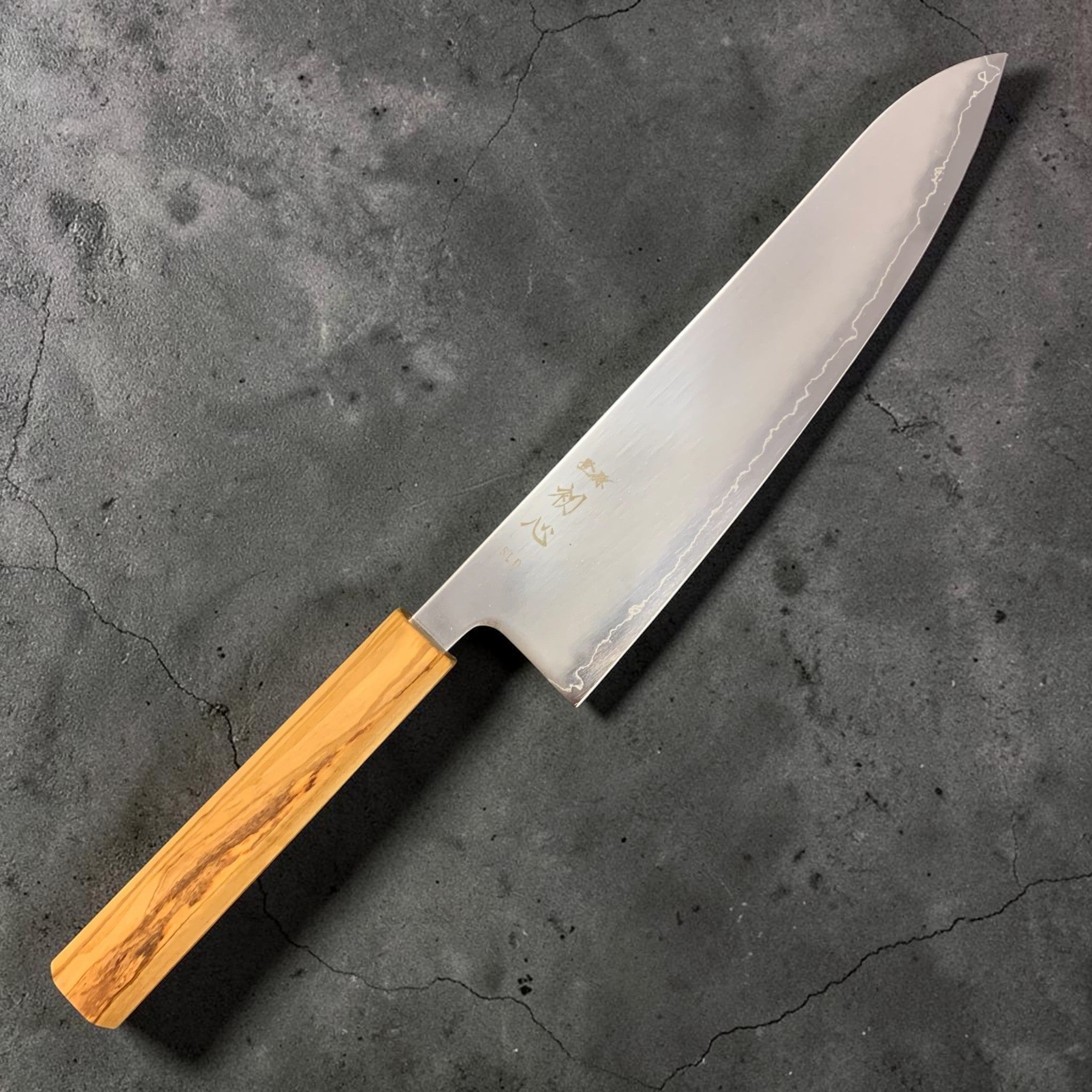 Hatsukokoro Hikari SLD Migaki Gyuto 210 mm, full right-side profile with maker’s kanji and subtle hamon line on dark background.