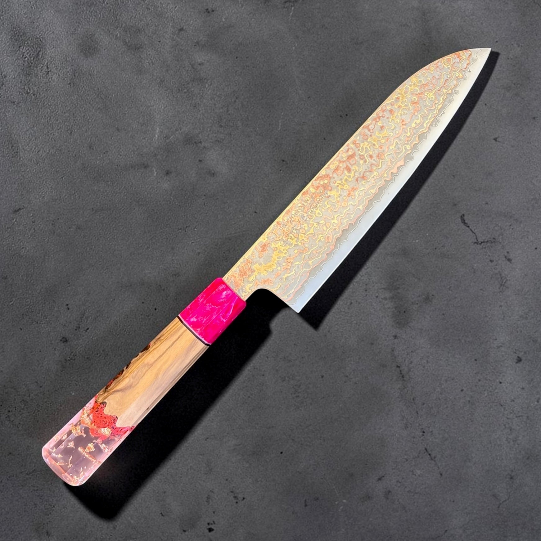 Reverse side of Hatsukokoro Hinotori V-Toku 2 Santoku with Prisma pink hybrid custom handle