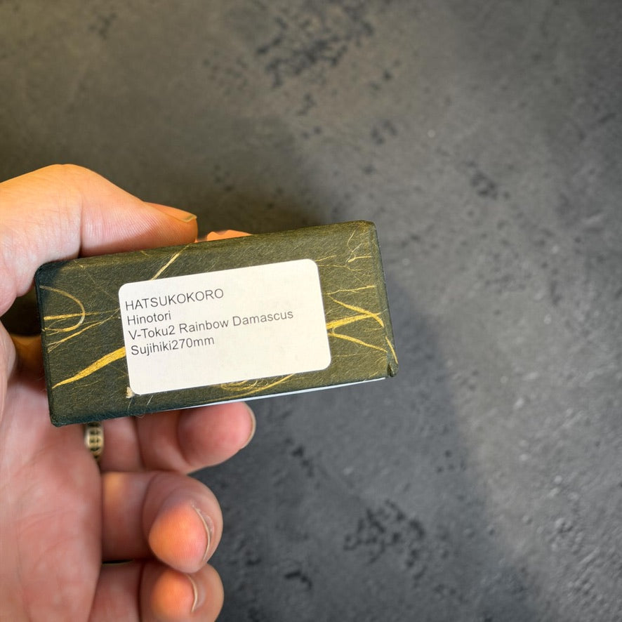 Hatsukokoro Hinotori V-Toku2 Rainbow Damascus Sujihiki 270mm product box label.