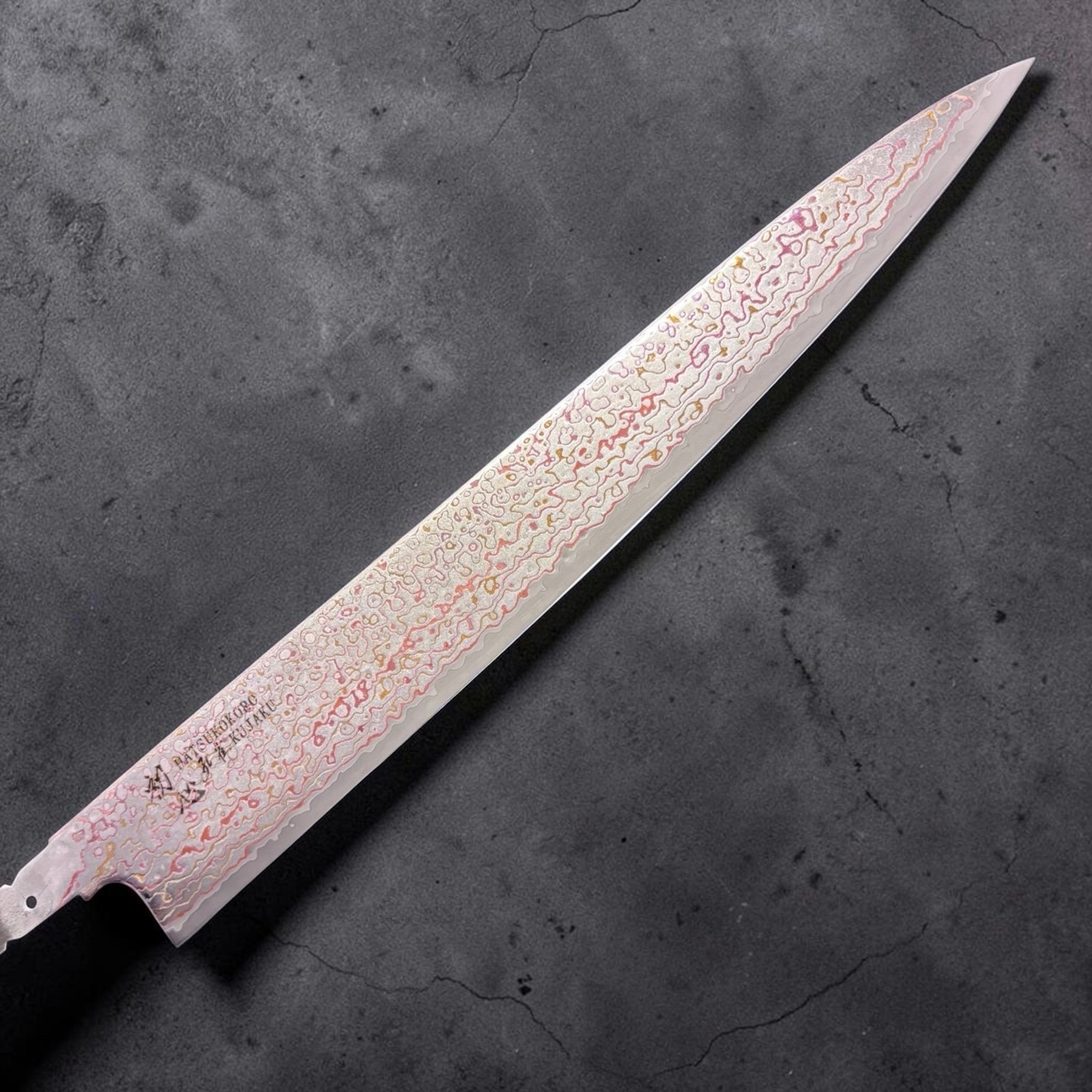 Hatsukokoro Kujaku V-Toku2 Rainbow Damascus Sujihiki 270mm, right face of blade with maker’s mark