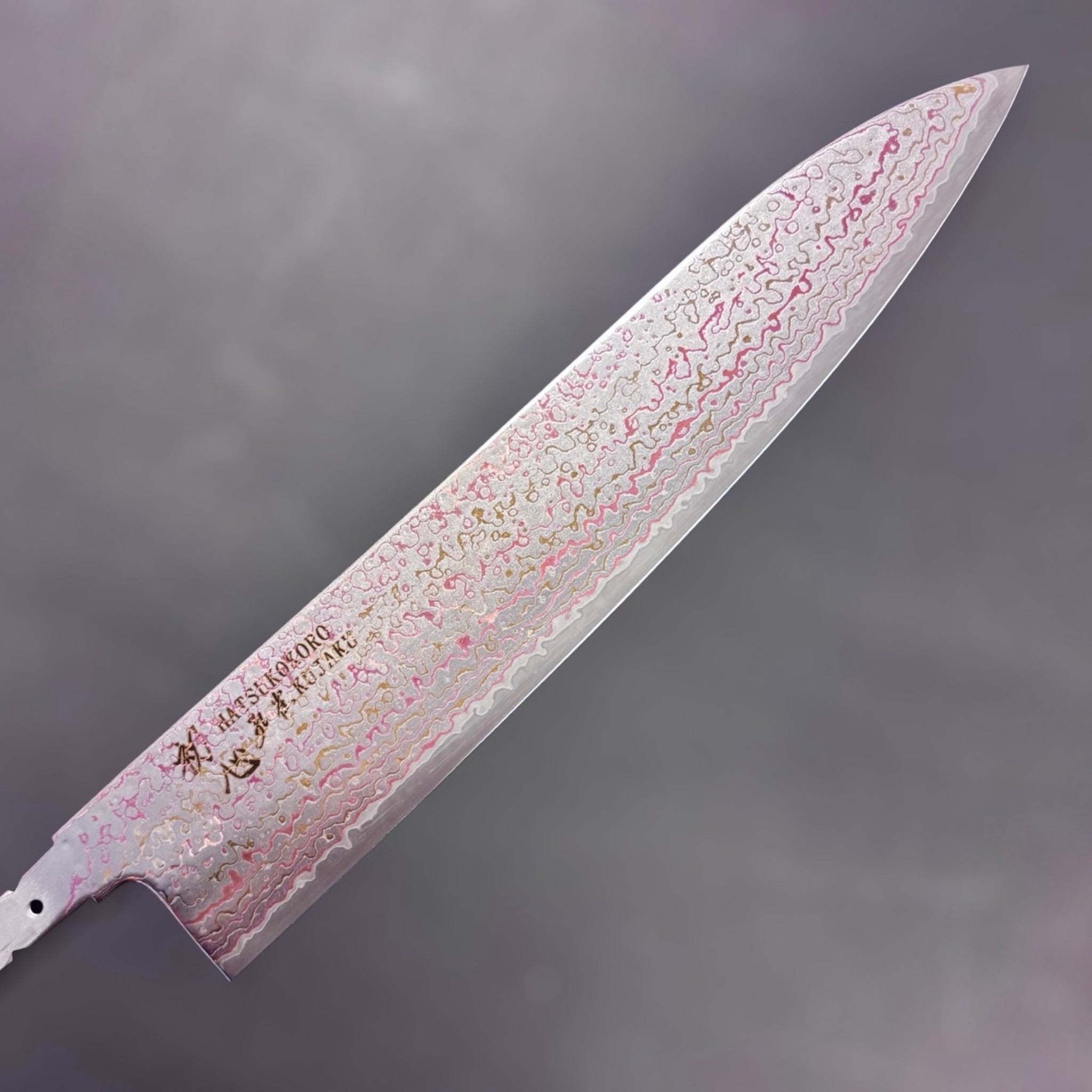 Hatsukokoro Kujaku V-Toku2 Rainbow Damascus Gyuto 240 mm, logo side of blade highlighting rainbow Damascus pattern and maker’s kanji.