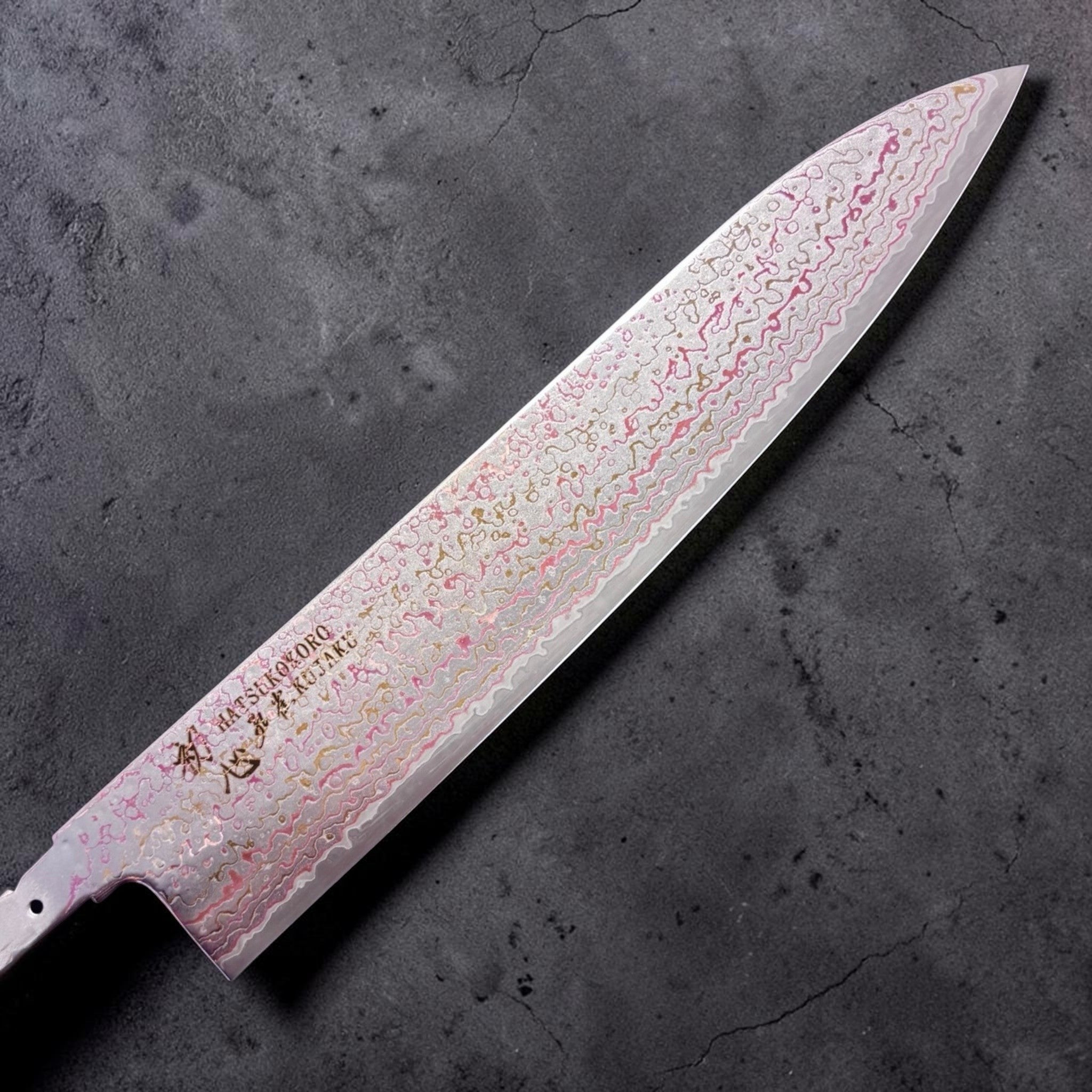 Hatsukokoro Kujaku V-Toku2 Rainbow Damascus Gyuto 240 mm, logo side of blade highlighting rainbow Damascus pattern and maker’s kanji.