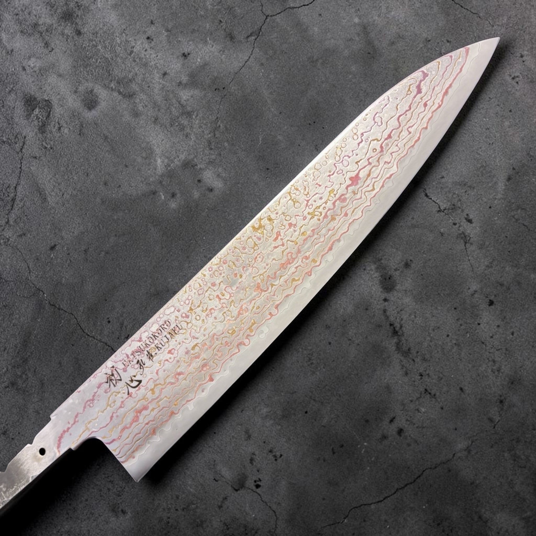 Hatsukokoro Kujaku V-Toku2 Rainbow Damascus Gyuto 210 mm close-up of the upper blade and tip, showing colorful damascus waves.