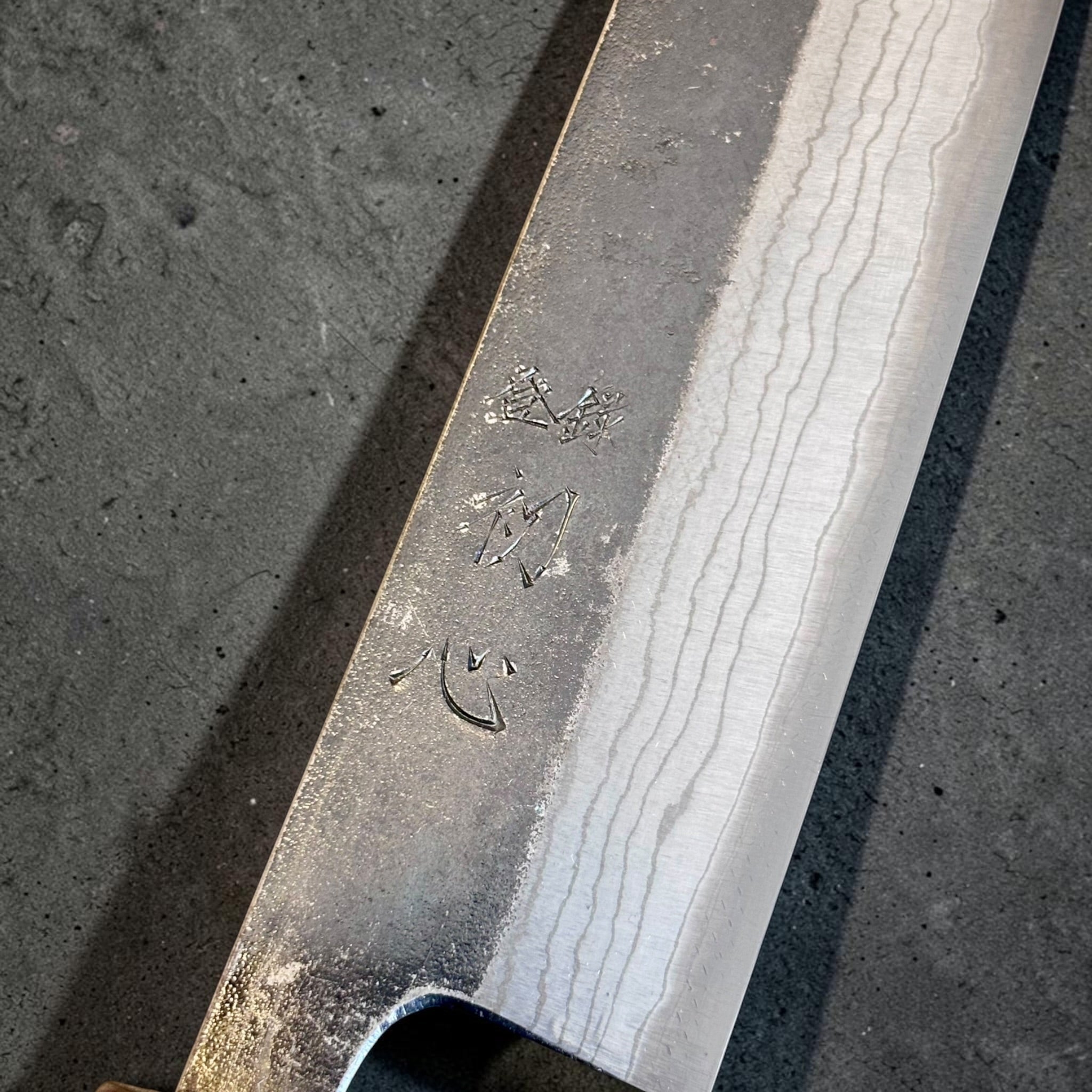 Hatsukokoro kanji and Damascus cladding detail on Kumokage Blue #2 Sujihiki
