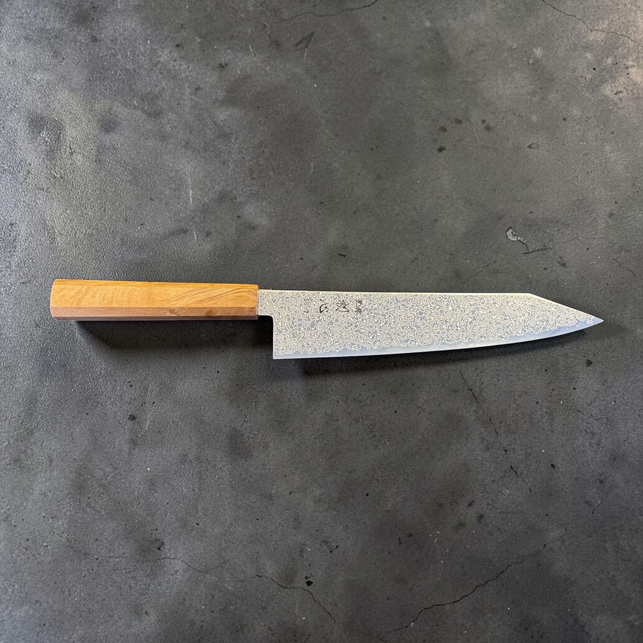 Hatsukokoro Saihyo SG2 Damascus Kiritsuke 210 mm with mono olive handle, full side profile.