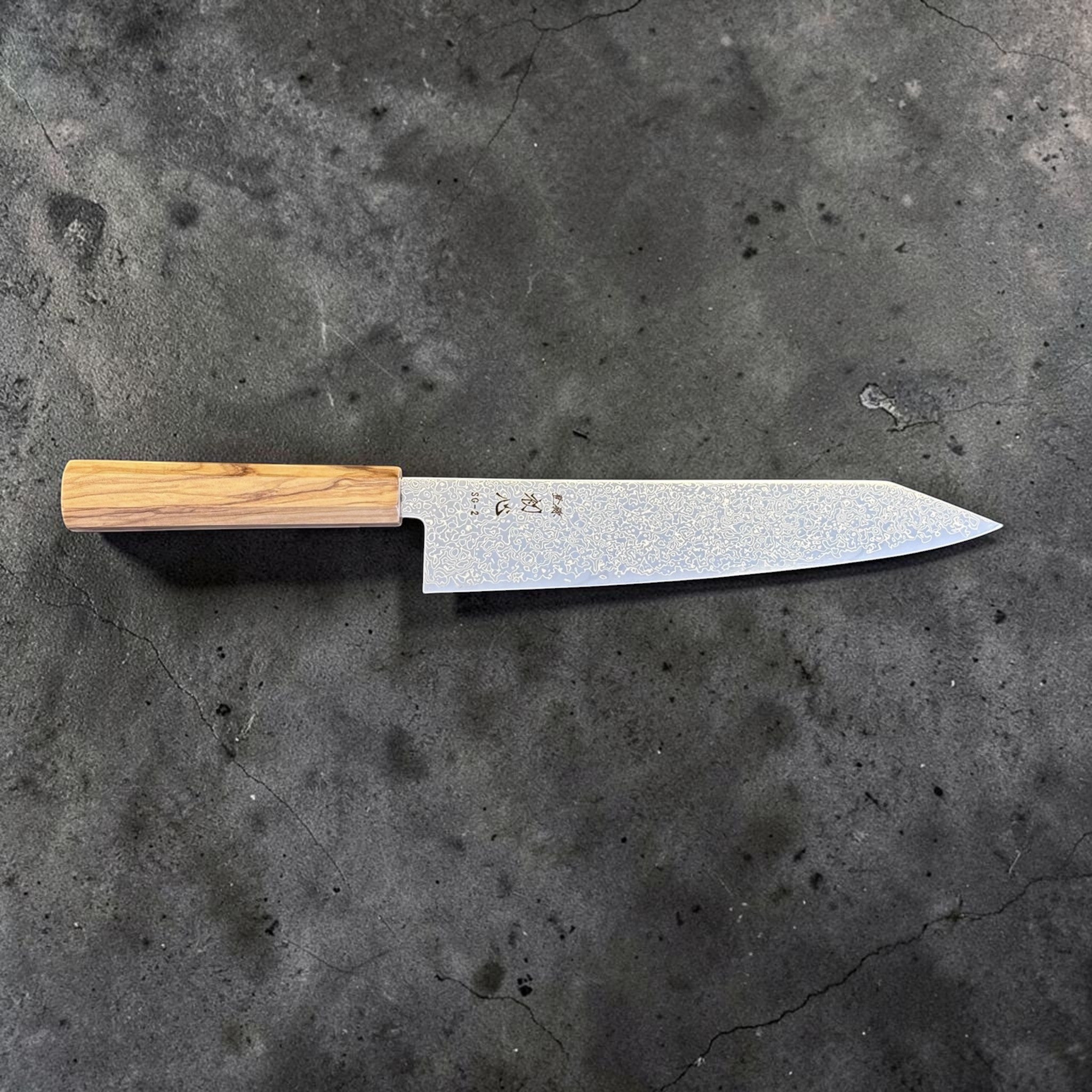 Hatsukokoro Saihyo SG2 Damascus Kiritsuke 240mm with Mono Olive Wood Handle, straight side profile showing the kiritsuke tip, long blade geometry, and mono olive wood handle.