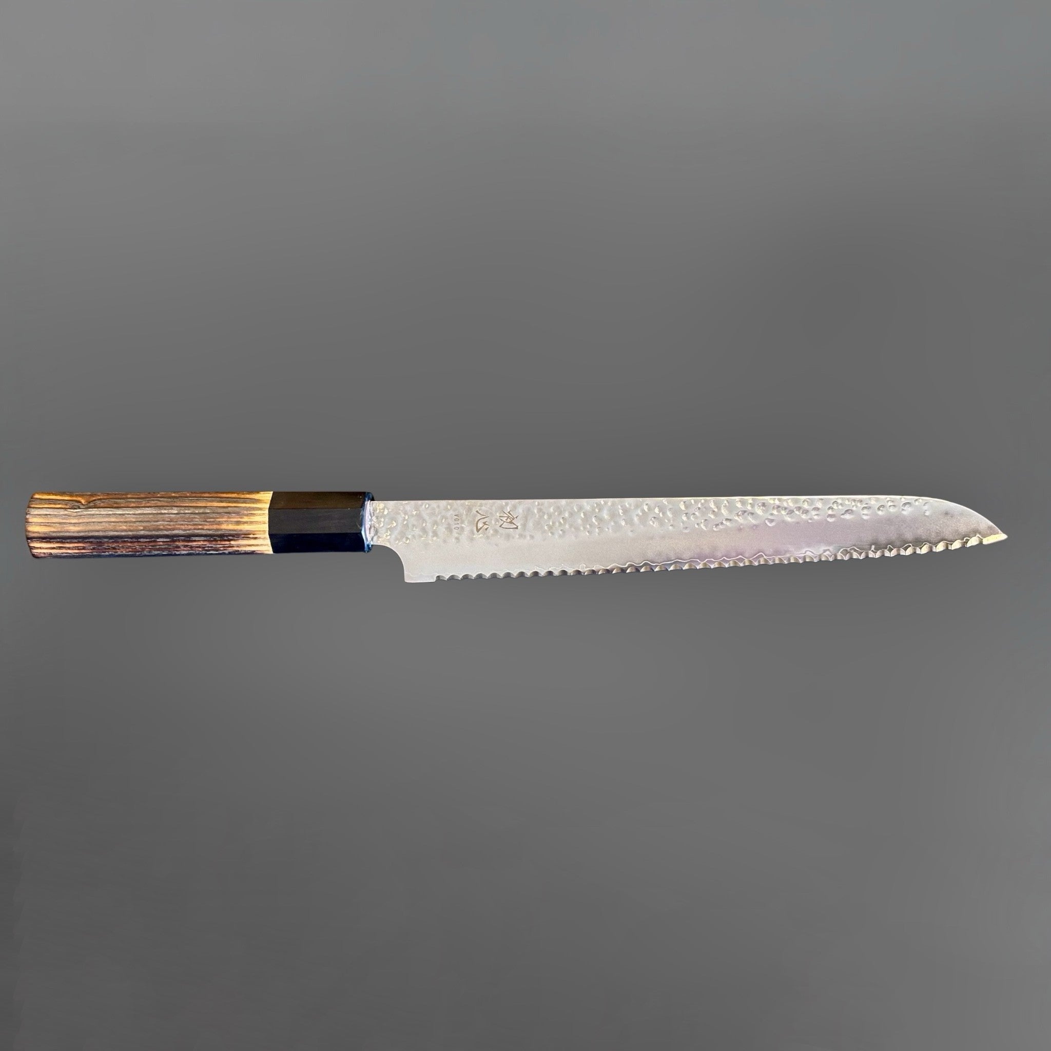 Hatsukokoro VG-10 Tsuchime Serrated Bread Knife 230 mm with burnt wood and black buffalo horn handle, full side profile showing serrated bread knife blade and burnt wood wa handle.