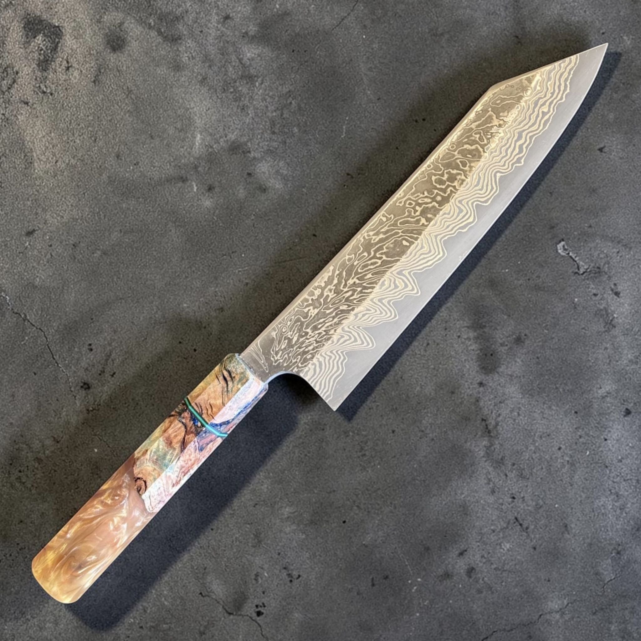 Hatsukokoro Yorokobi Kurouchi Damascus Blast Kiritsuke Gyuto 210 mm with Prisma knife handle, alternate angled view highlighting blade profile and handle detail.