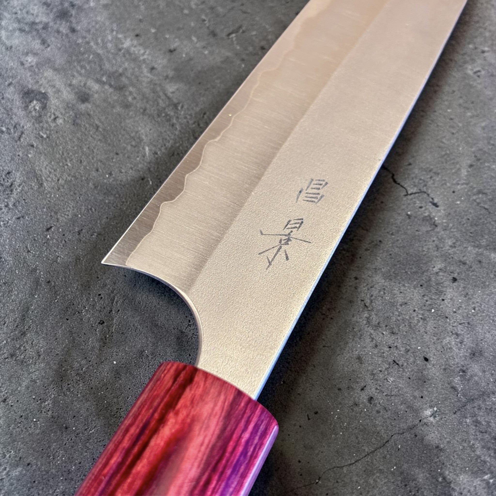Masakage Yuki Sujihiki 270 mm, close-up of the kanji, blade finish, exposed core line, and red ferrule.
