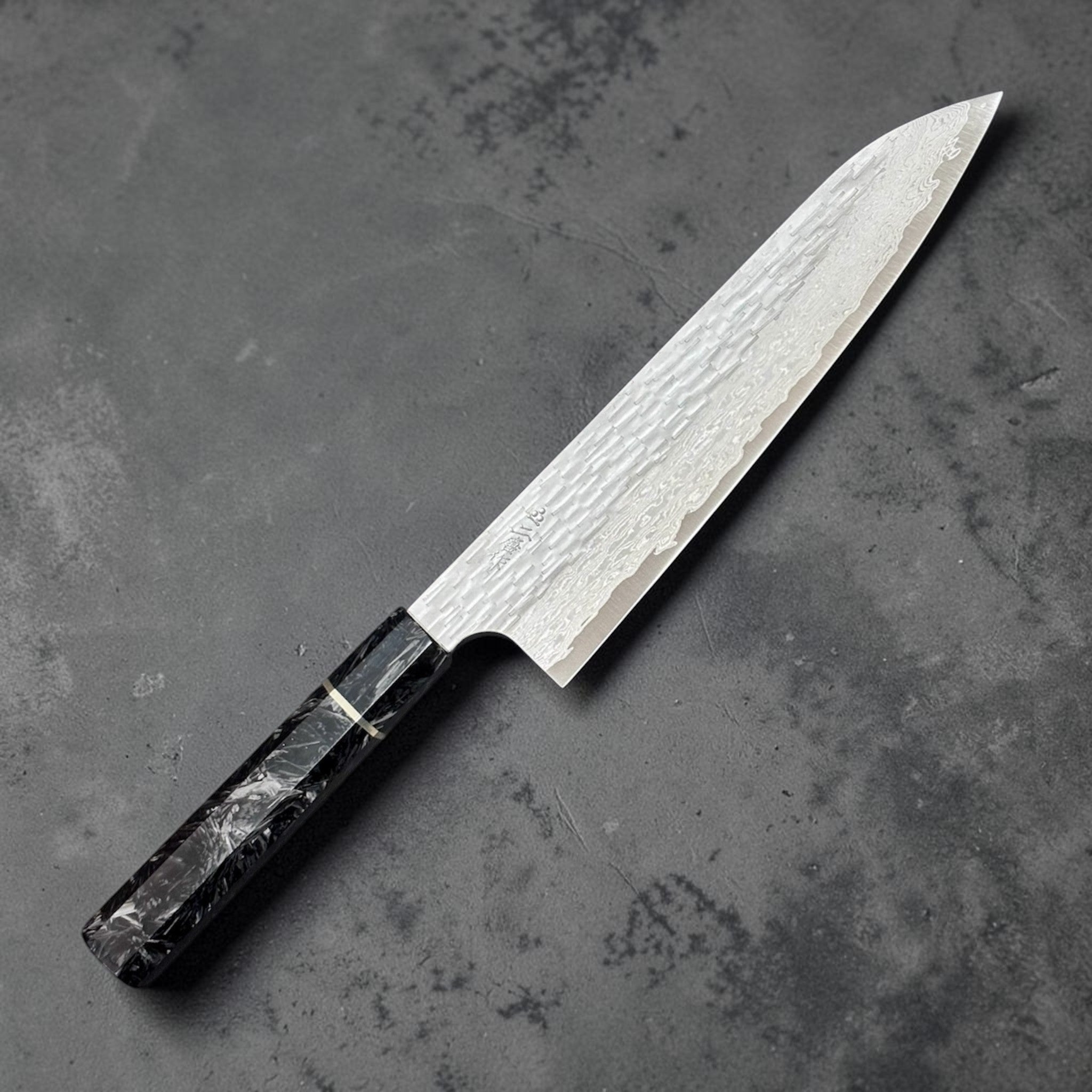 Nigara VG-XEOS Tsuchime Gyuto 210 mm with carbon fiber handle, close-up view highlighting hammered tsuchime finish and blade geometry. Right side showing kanji.