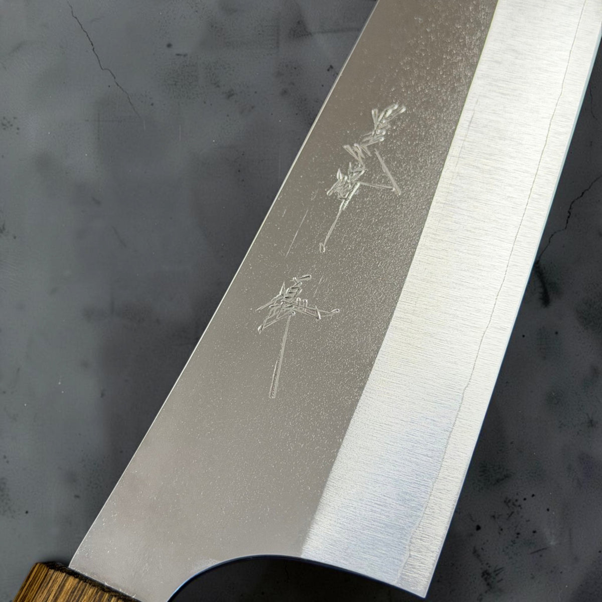 Close-up of Yu Kurosaki kanji, textured Gekko cladding, and polished blade road