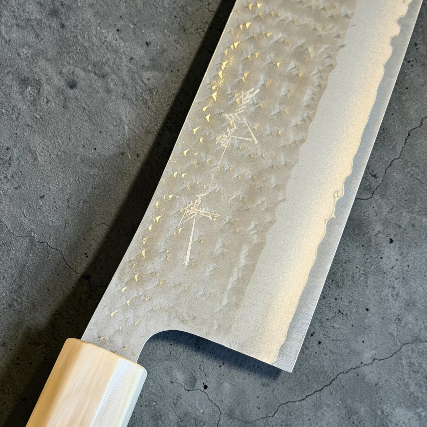 Close-up of the Yu Kurosaki Kokusen AS Nakiri 165mm Kokusen tsuchime finish and maker engraving