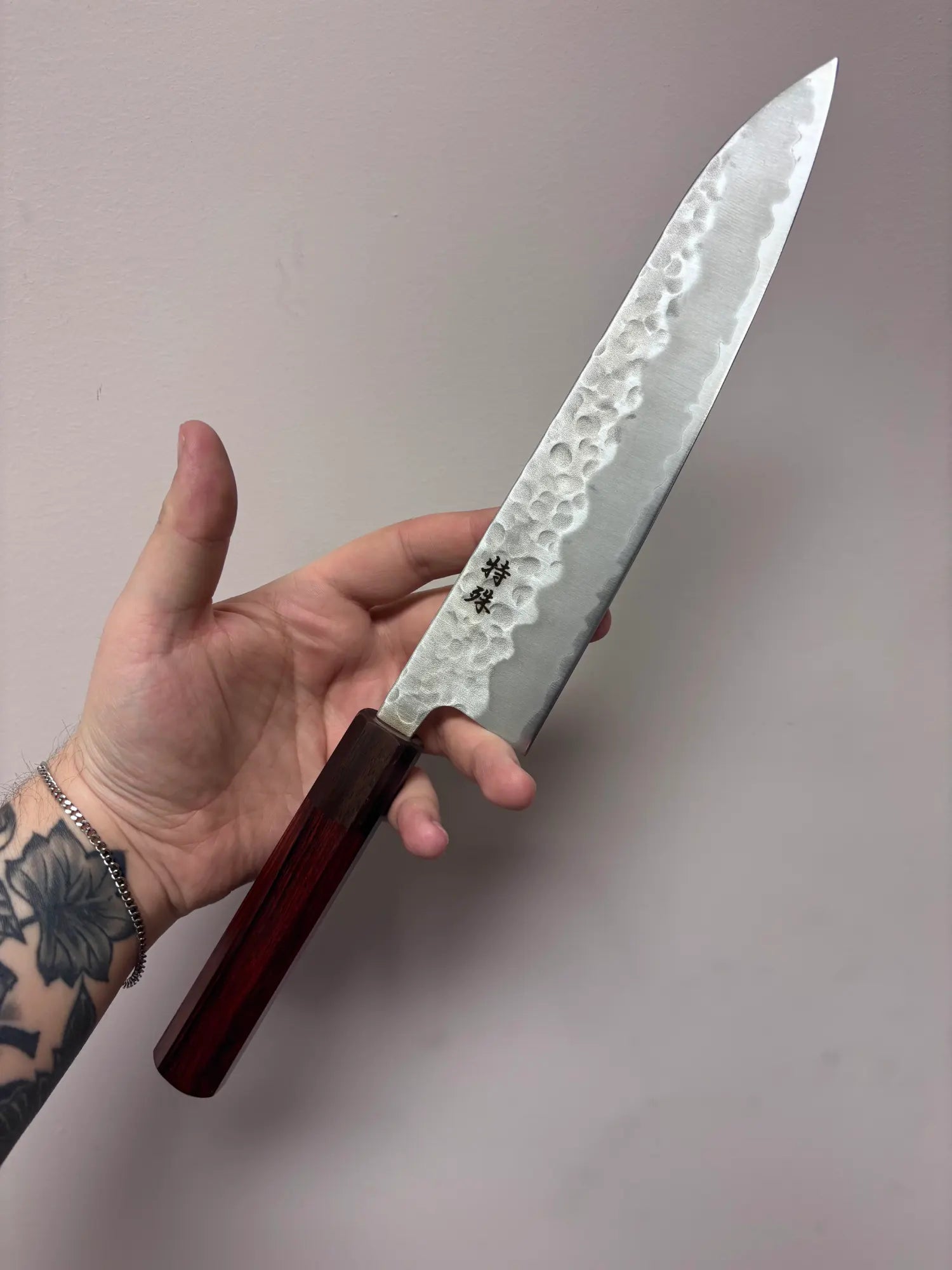 CUCHILLO TOKUSHU Blanco #2 Tsuchime Gyuto revestido de acero inoxidable 210 mm con mango de palisandro wa 