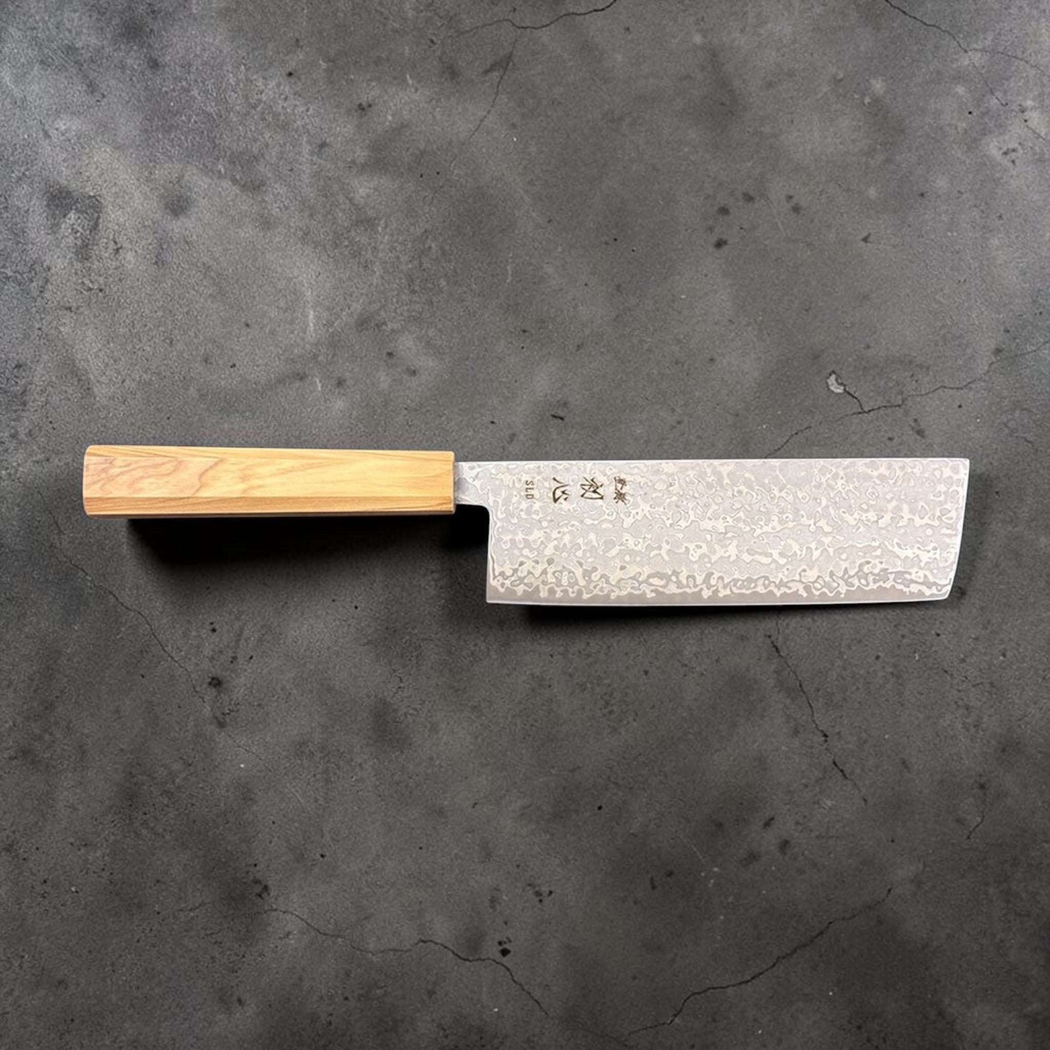 Hatsukokoro Hikari SLD Damascus Nakiri 160 mm with olive wood handle, full side profile.