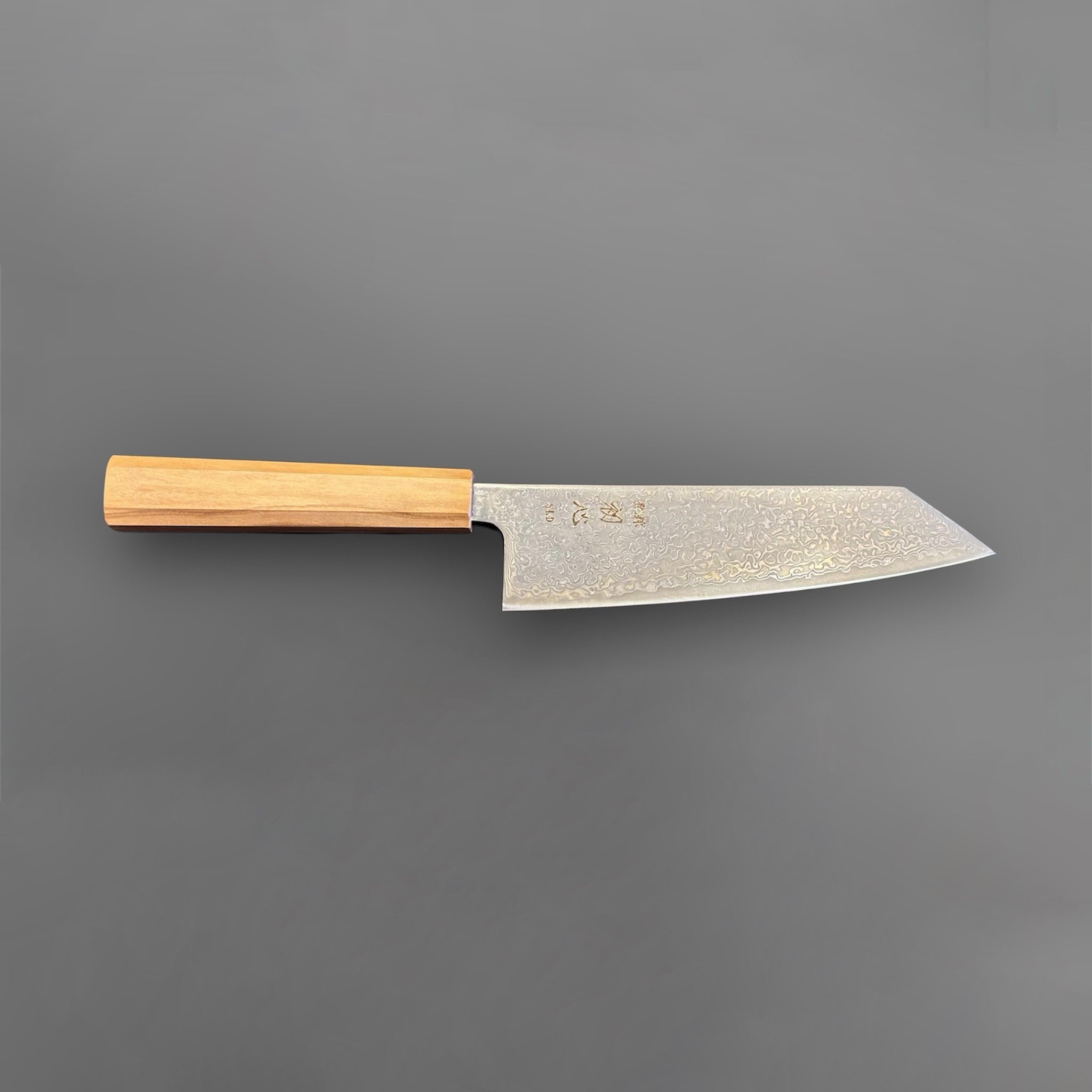 Hatsukokoro Hikari SLD Damascus Kurozome Bunka 170 mm with olive wood handle, full profile view with blade facing right.