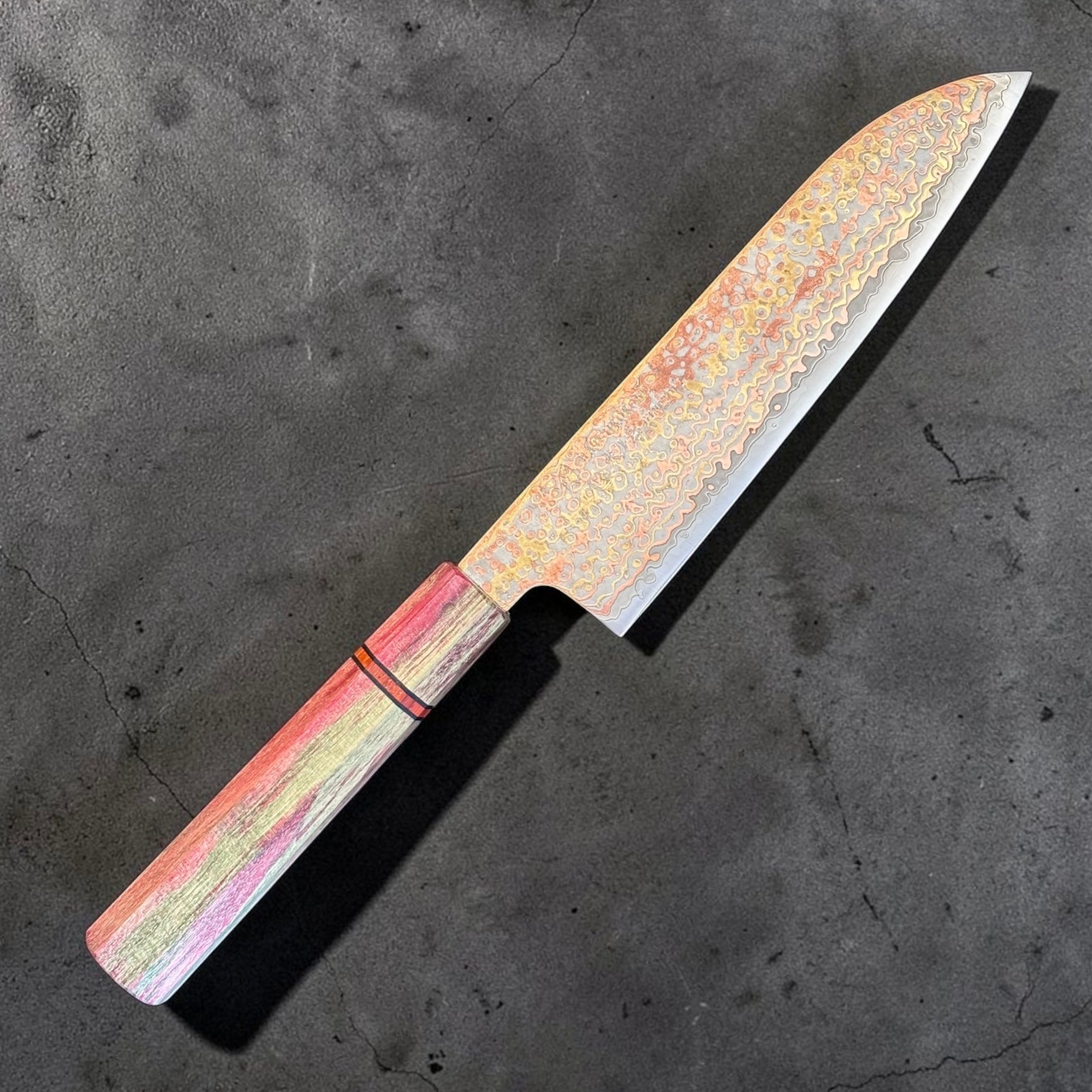 Reverse side of Hatsukokoro Hinotori V-Toku 2 Santoku with Prisma rainbow custom handle