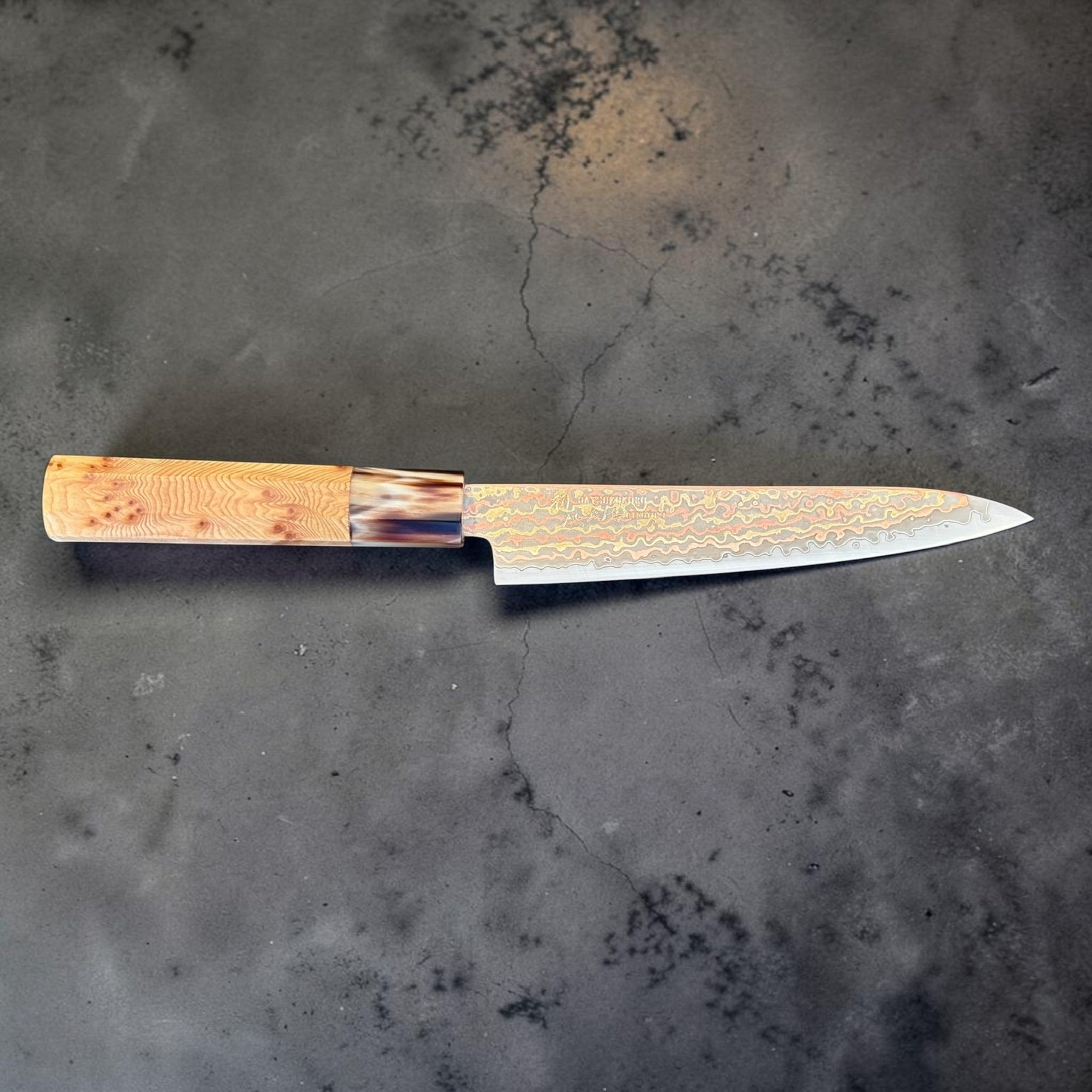 Full right-side profile of the Hatsukokoro Hinotori V-Toku2 Rainbow Damascus 150mm petty knife with cypress and buffalo horn handle.