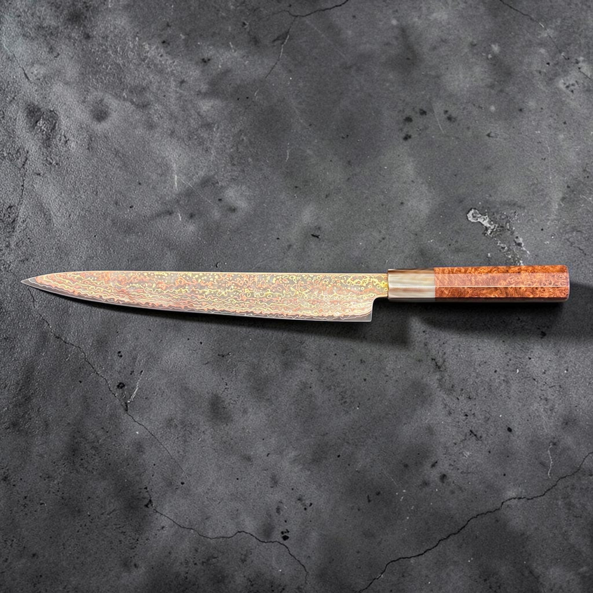 Hatsukokoro Hinotori V-Toku2 Rainbow Damascus Sujihiki 270 mm, opposite-side full profile with amboyna burl handle and horn ferrule.