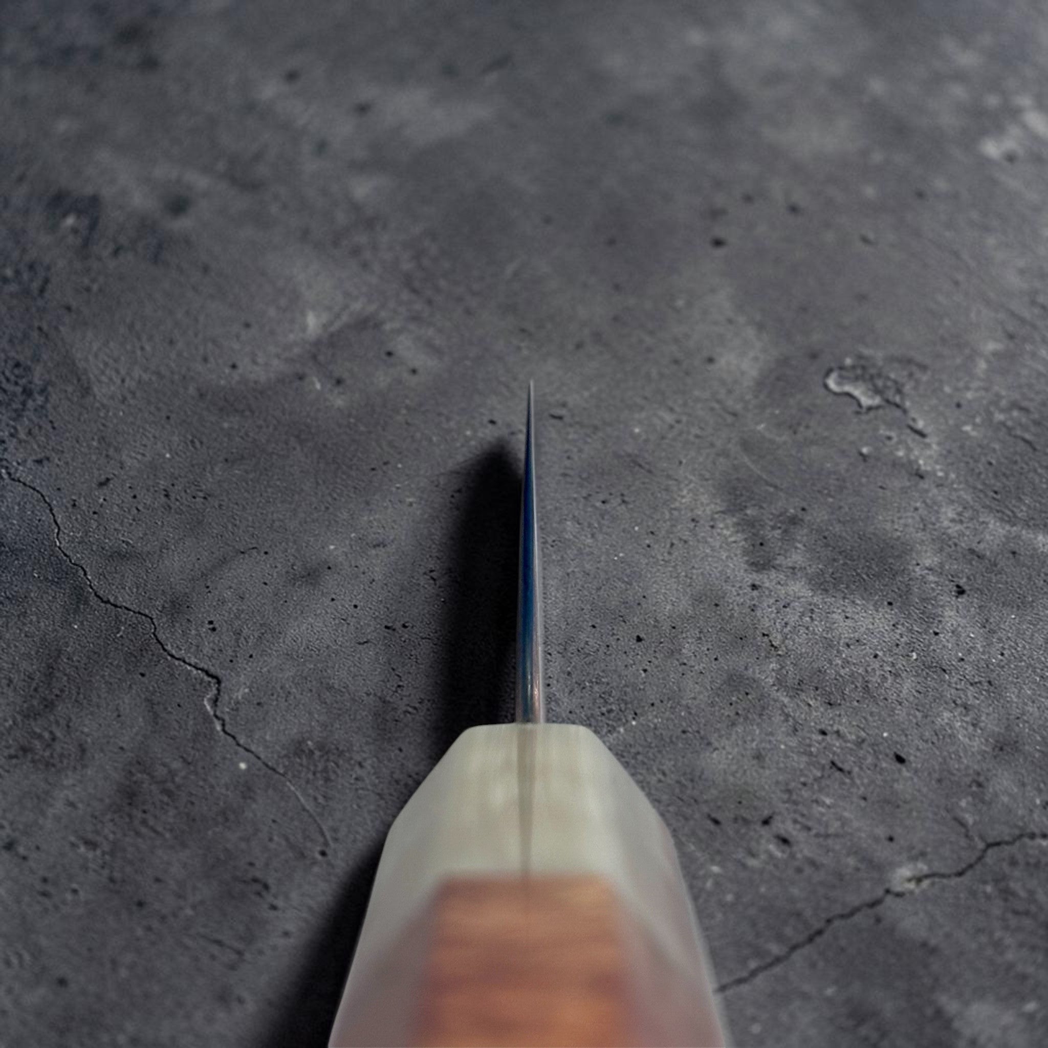 Hatsukokoro Hinotori V-Toku2 Rainbow Damascus Sujihiki 270 mm, spine view showing the blade taper toward the tip.