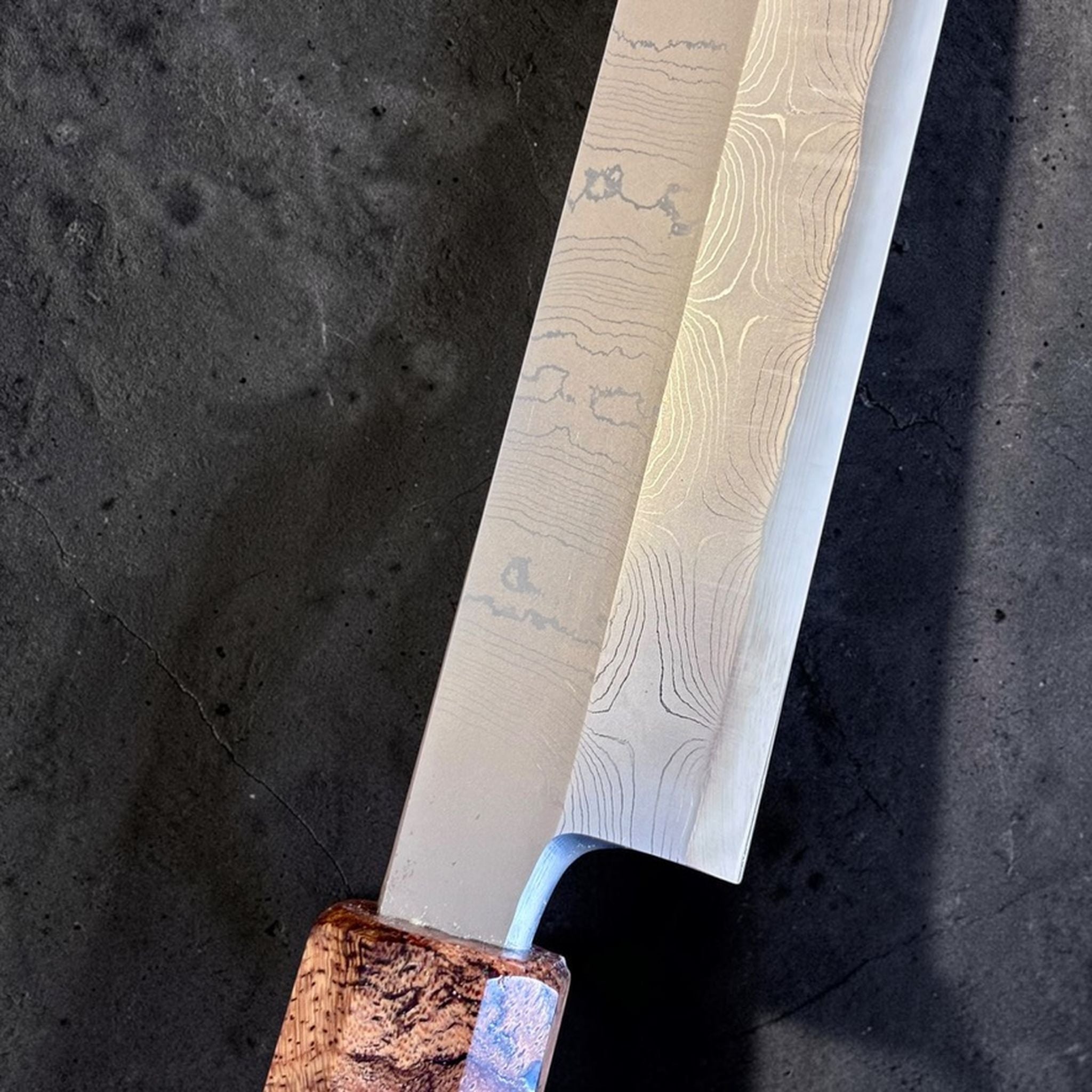 Hatsukokoro Hyomon White #2 Damascus Yanagiba 270 mm, close-up of Damascus blade pattern near the heel and Prisma handle.