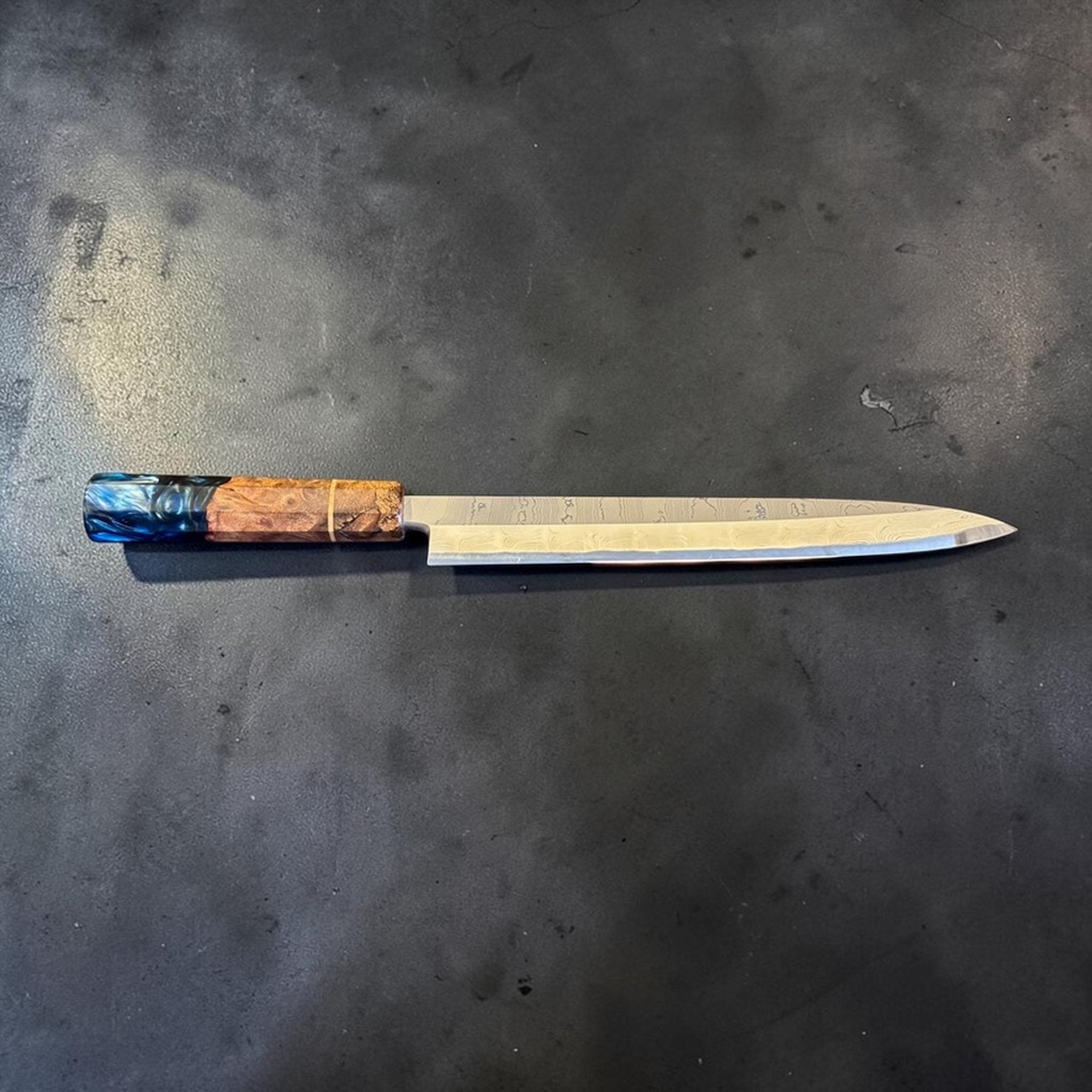 Hatsukokoro Hyomon White #2 Damascus Yanagiba 270 mm, side profile showing long slicing blade and custom Prisma handle.