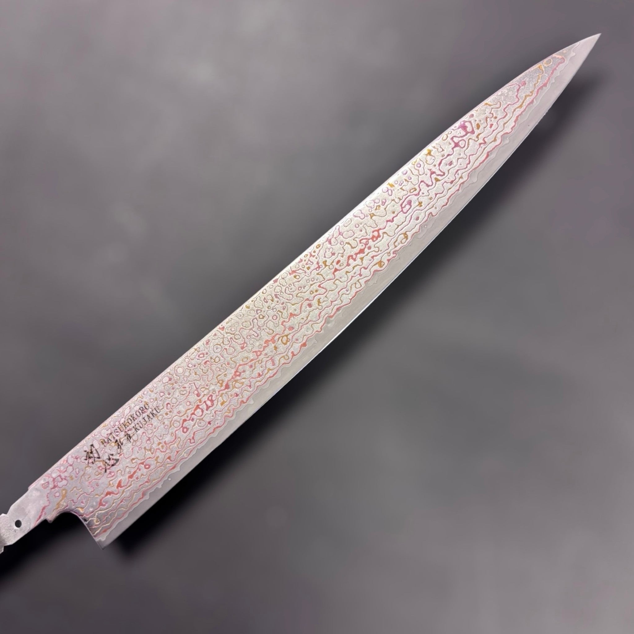 Hatsukokoro Kujaku V-Toku2 Rainbow Damascus Sujihiki 270mm, right face of blade with maker’s mark