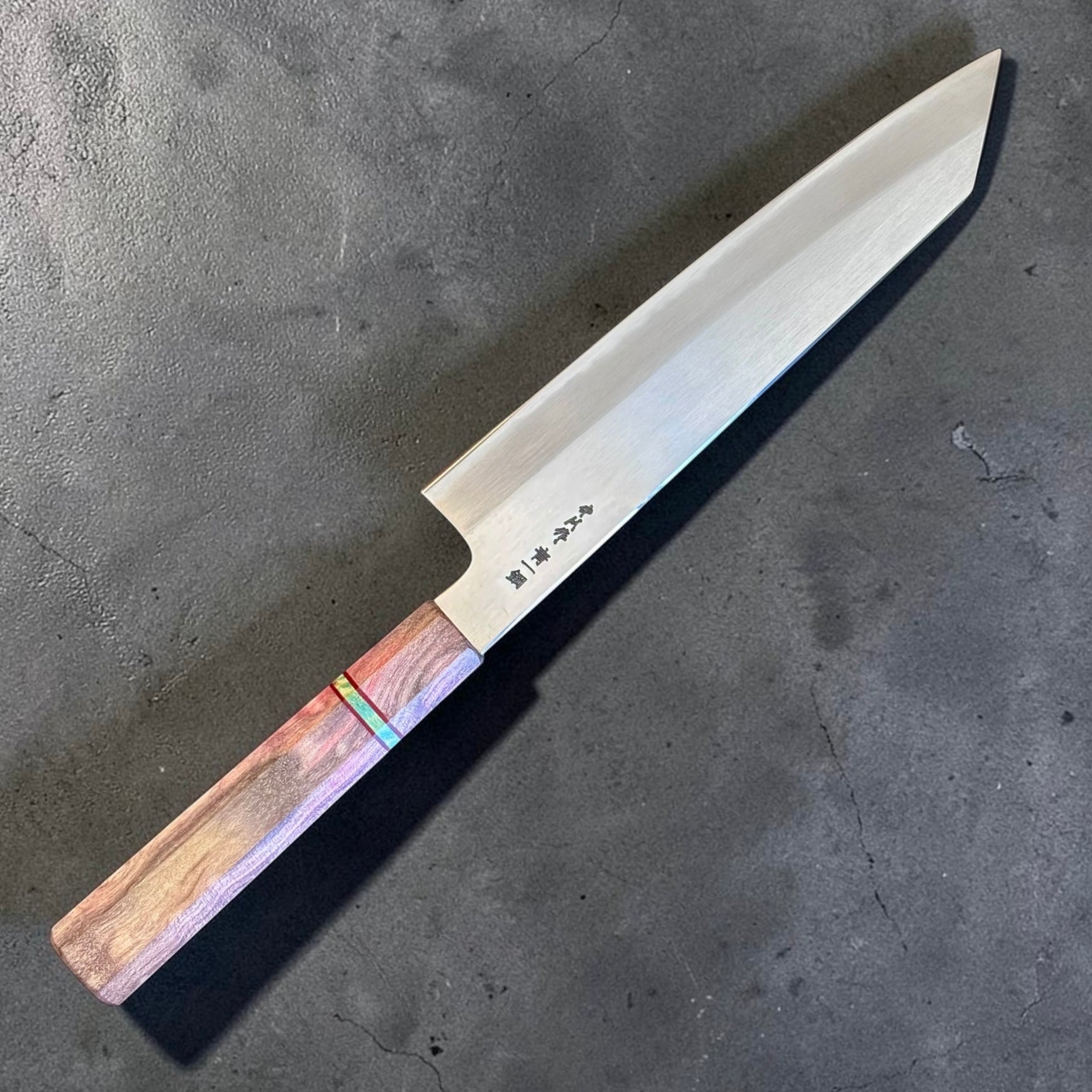 Reverse side of Hatsukokoro Nakagawa Blue #1 Kiritsuke Gyuto with pink wood Prisma handle