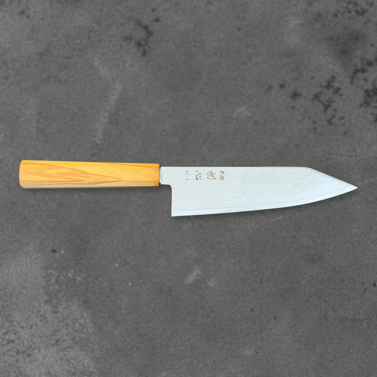 Hatsukokoro Ryuhyo SG2 Damascus 180mm bunka with olive wood handle, shown in horizontal front profile with the full blade and handle visible. #Handle_Mono Olive Wood