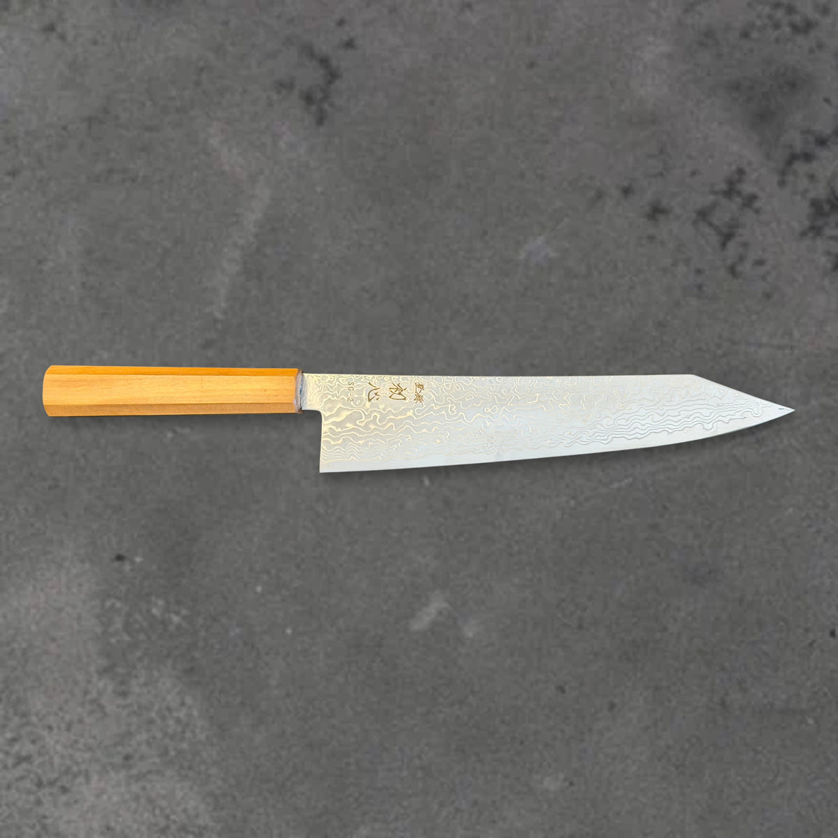 Hatsukokoro Ryuhyo SG2 Damascus 210mm kiritsuke with olive wood handle, shown in horizontal front profile with the full blade and handle visible.