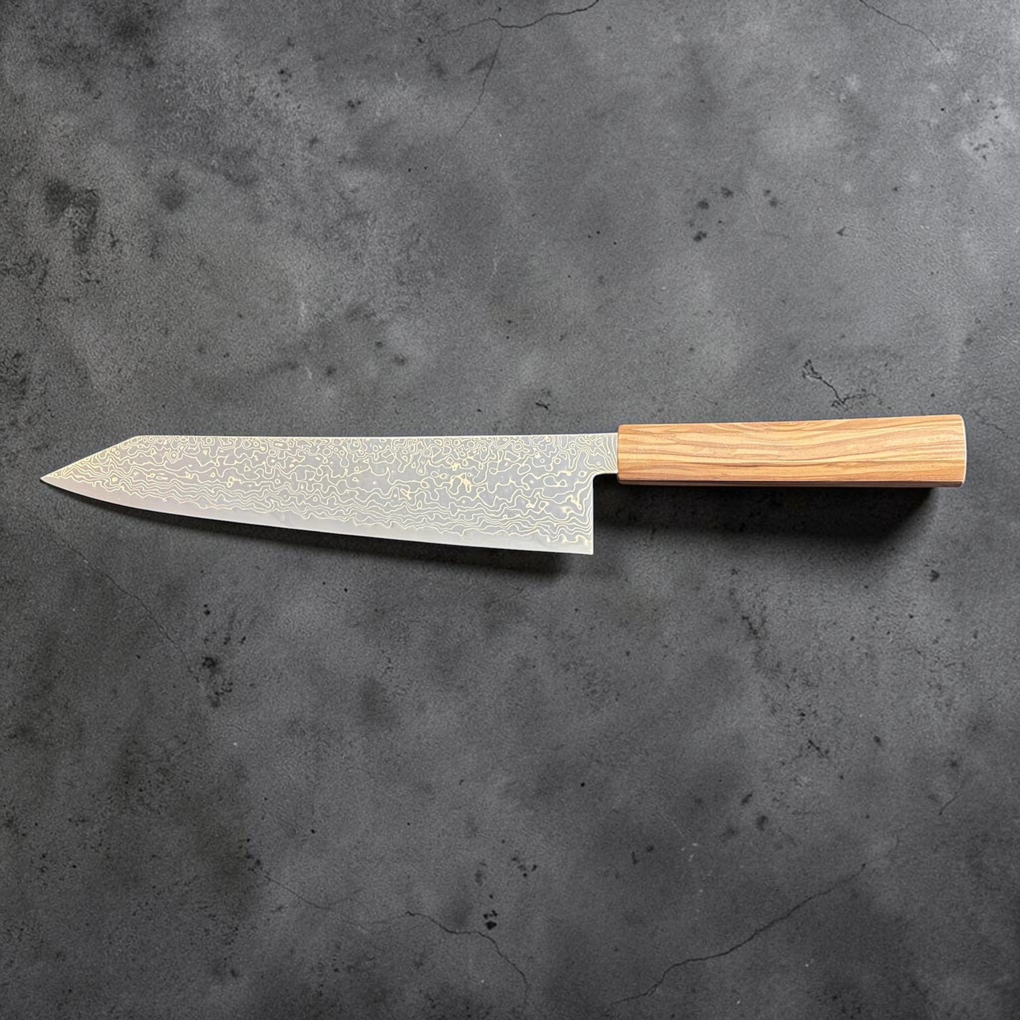 Hatsukokoro Ryuhyo SG2 Damascus Migaki Kiritsuke 240 mm with olive wood handle, reverse side profile with detailed Damascus cladding and clean wa-handle fitment.