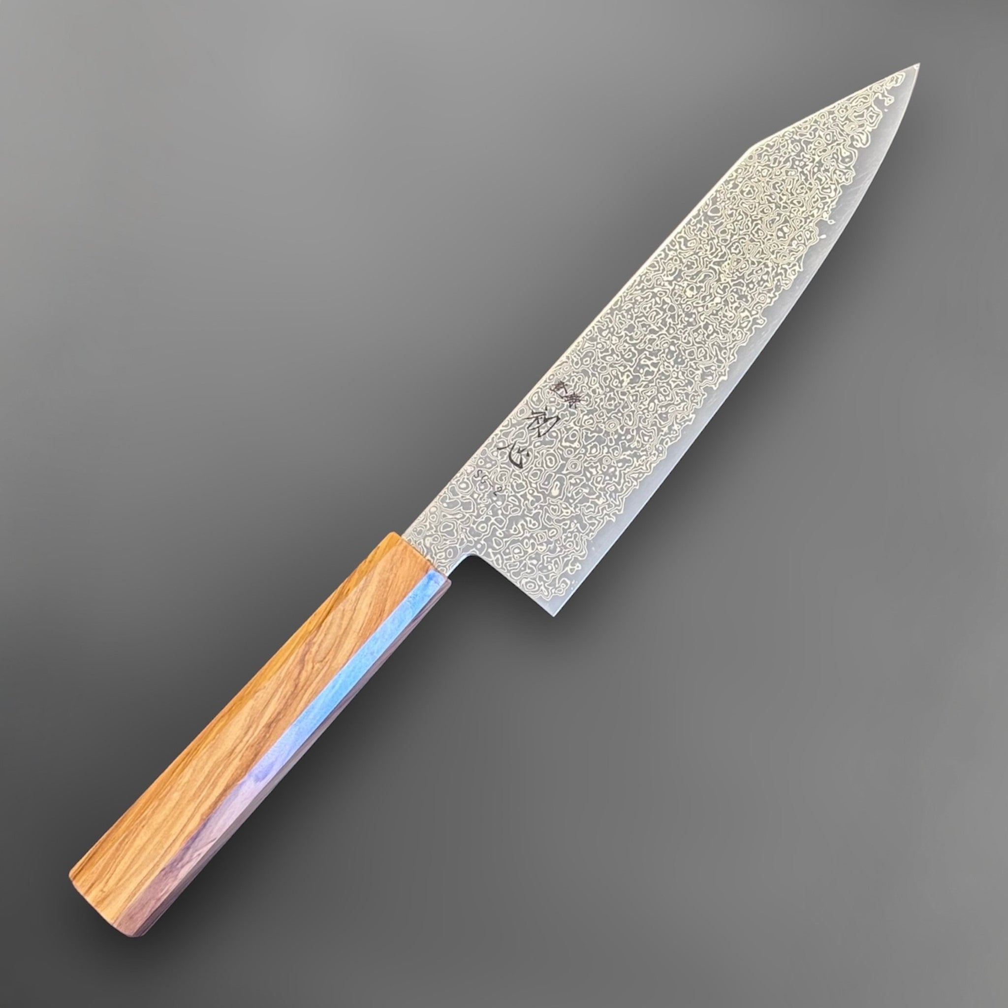 Hatsukokoro Saihyo SG2 Damascus Bunka 180 mm with olivewood handle, full side profile showing the entire blade and handle.