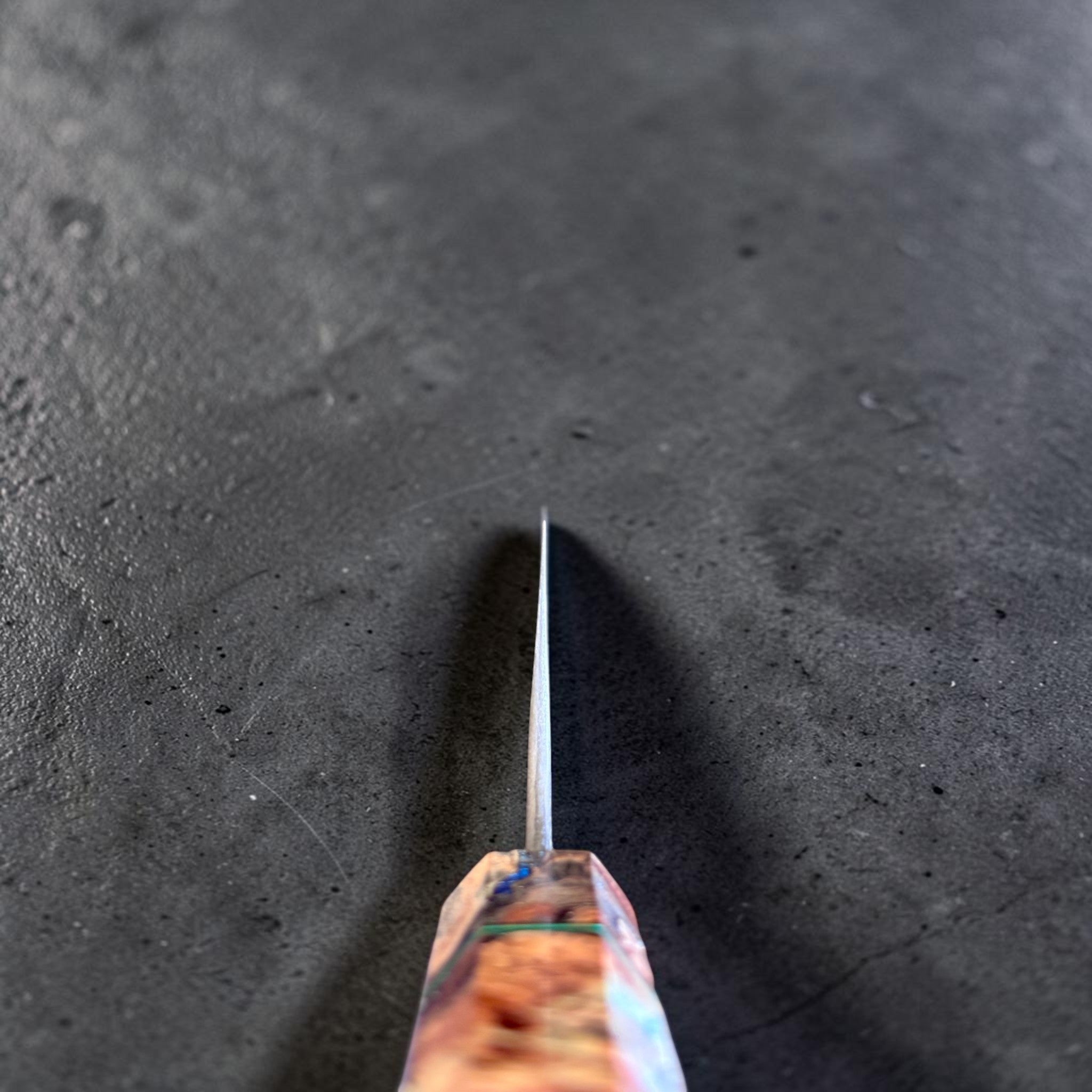 Hatsukokoro Yorokobi Kurouchi Damascus Blast Kiritsuke Gyuto 210 mm with Prisma knife handle, choil view showing thin edge geometry.