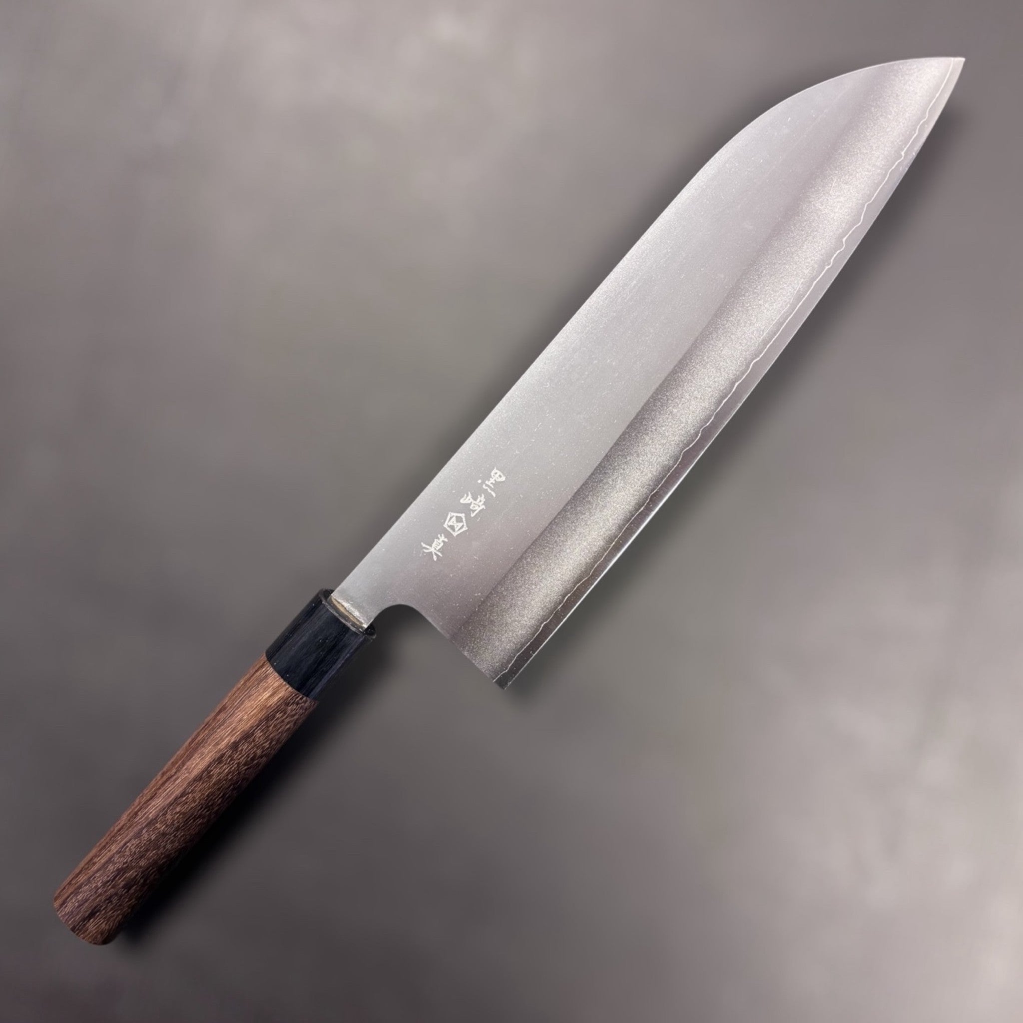 Makoto Kurosaki VG7 Gyuto 240 mm, maker kanji side in profile; even grind with visible cladding line.