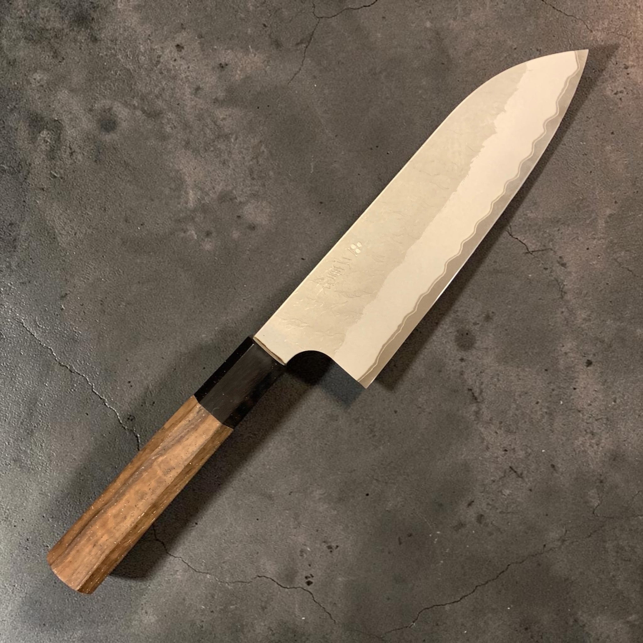 Nigara Aogami Super Tsuchime Migaki Santoku 165mm, detailed product photo.