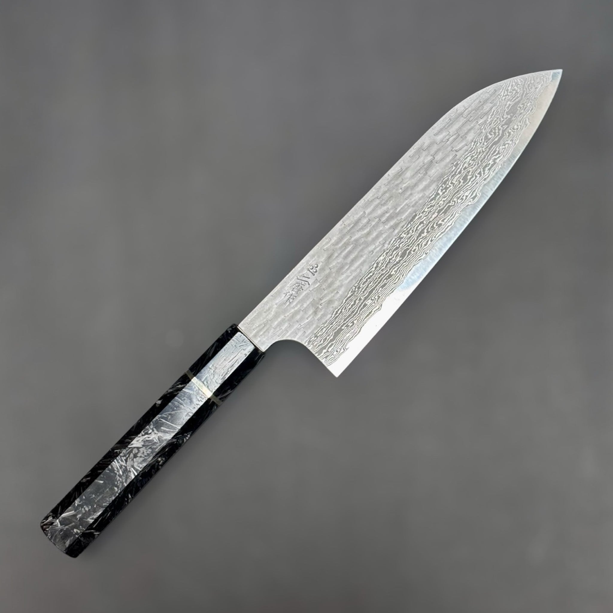 Nigara VG-XEOS Tsuchime Santoku 165 mm Japanese kitchen knife, detailed product view. Right side of knife showing logo.