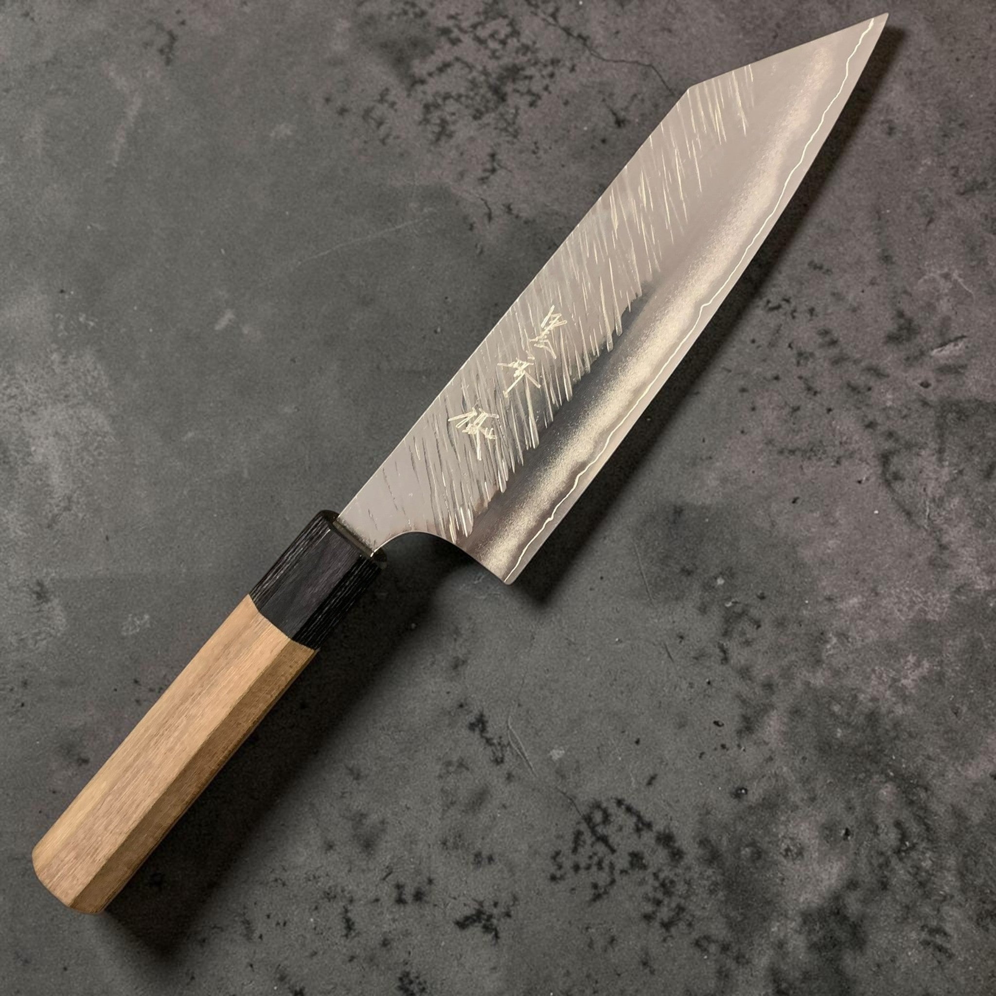 Yu Kurosaki Fujin SG2 Bunka 170 mm, front side showing kanji and Fujin hammered pattern (bunka profile).