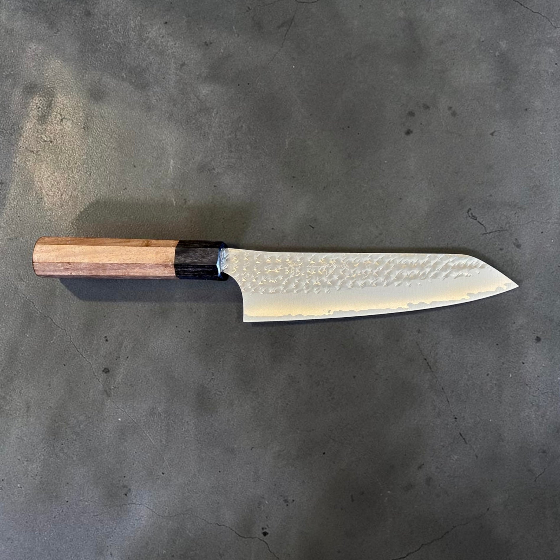 Reverse profile of the Yu Kurosaki Kokusen AS Bunka 165mm showing its hammered finish and rosewood octagon wa handle